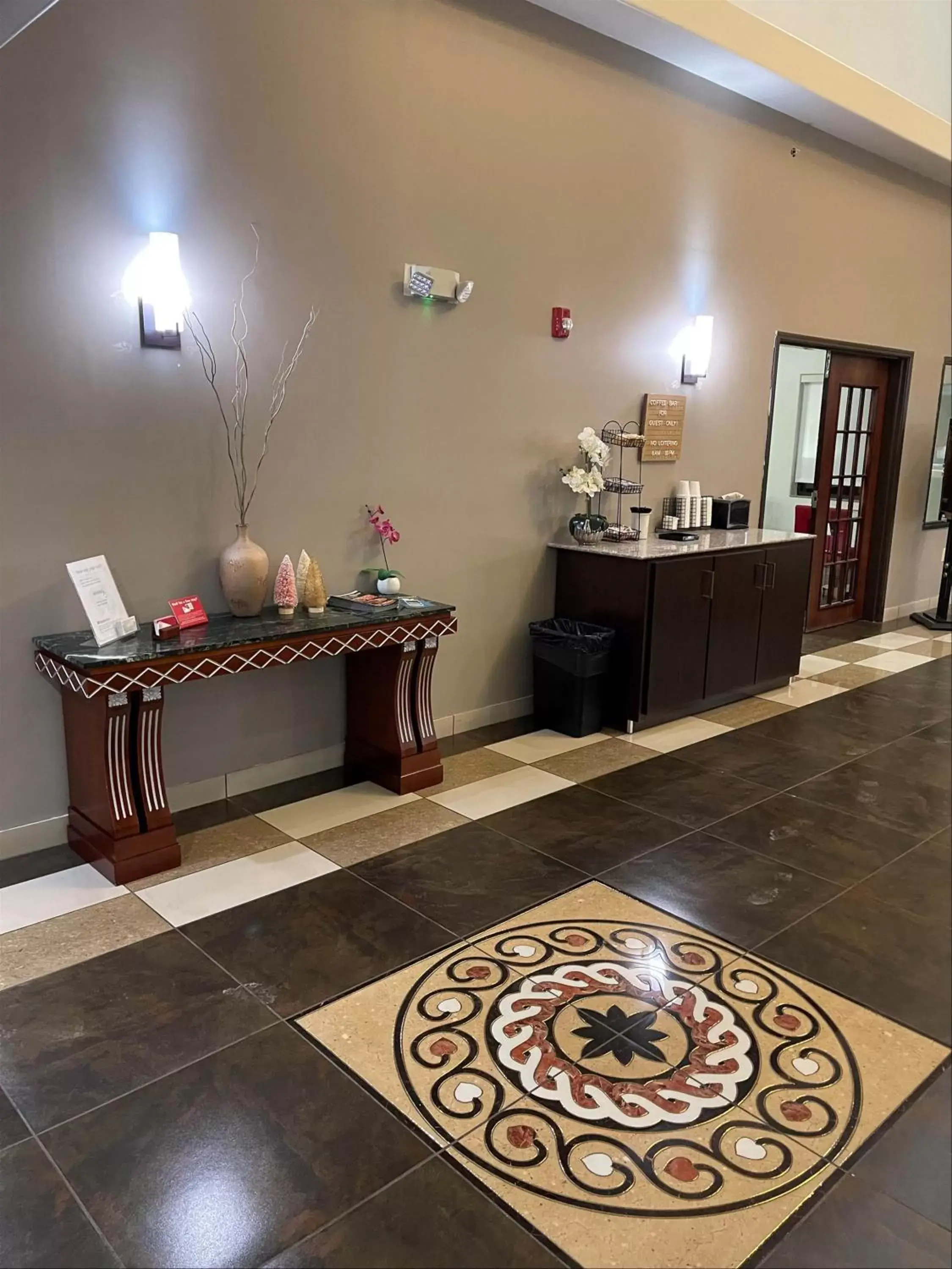 Lobby or reception in Red Roof Inn & Suites Detroit - Melvindale/Dearborn