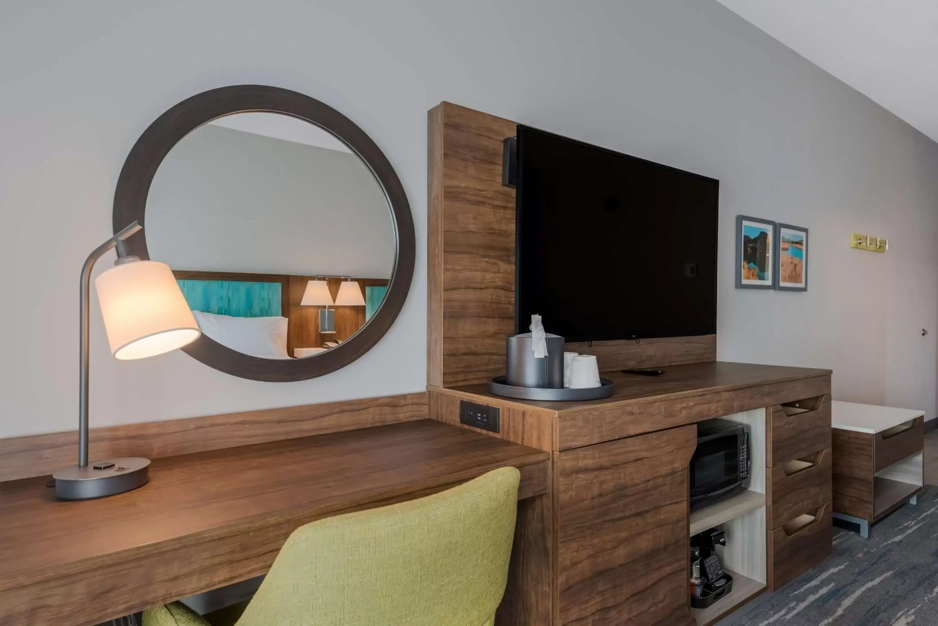 Bedroom, TV/Entertainment Center in Hampton Inn By Hilton Williams