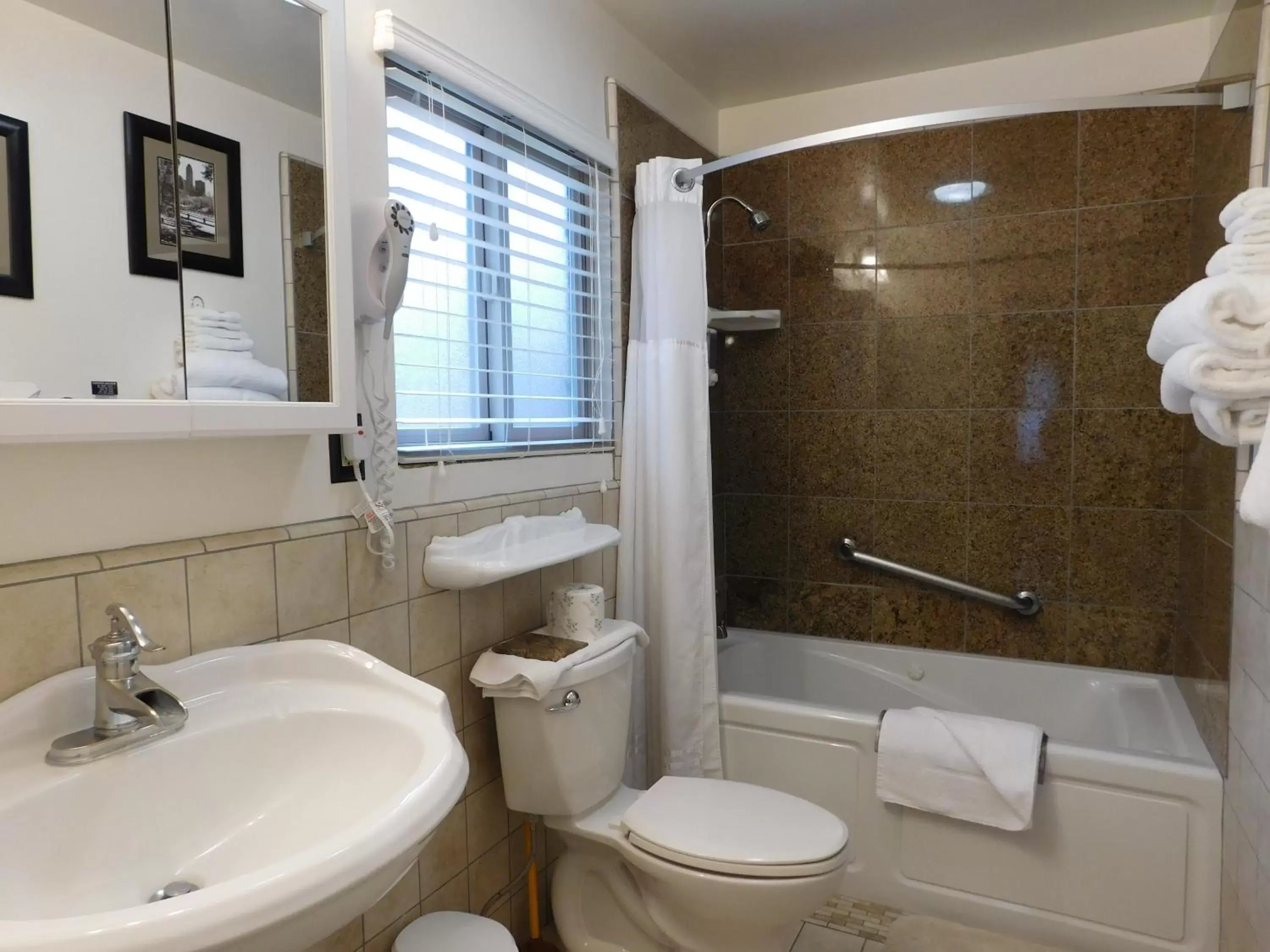 Bathroom in Andril Fireplace Cottages