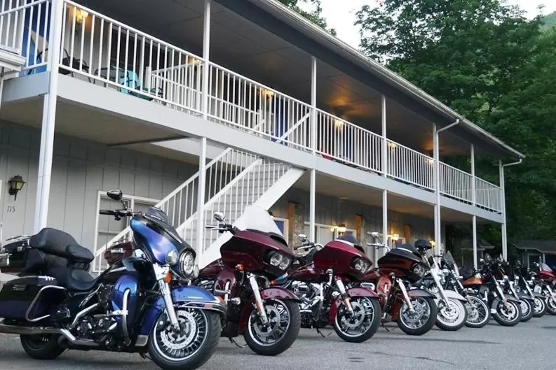 Property building in Meadowlark Motel with Restaurant & Bar