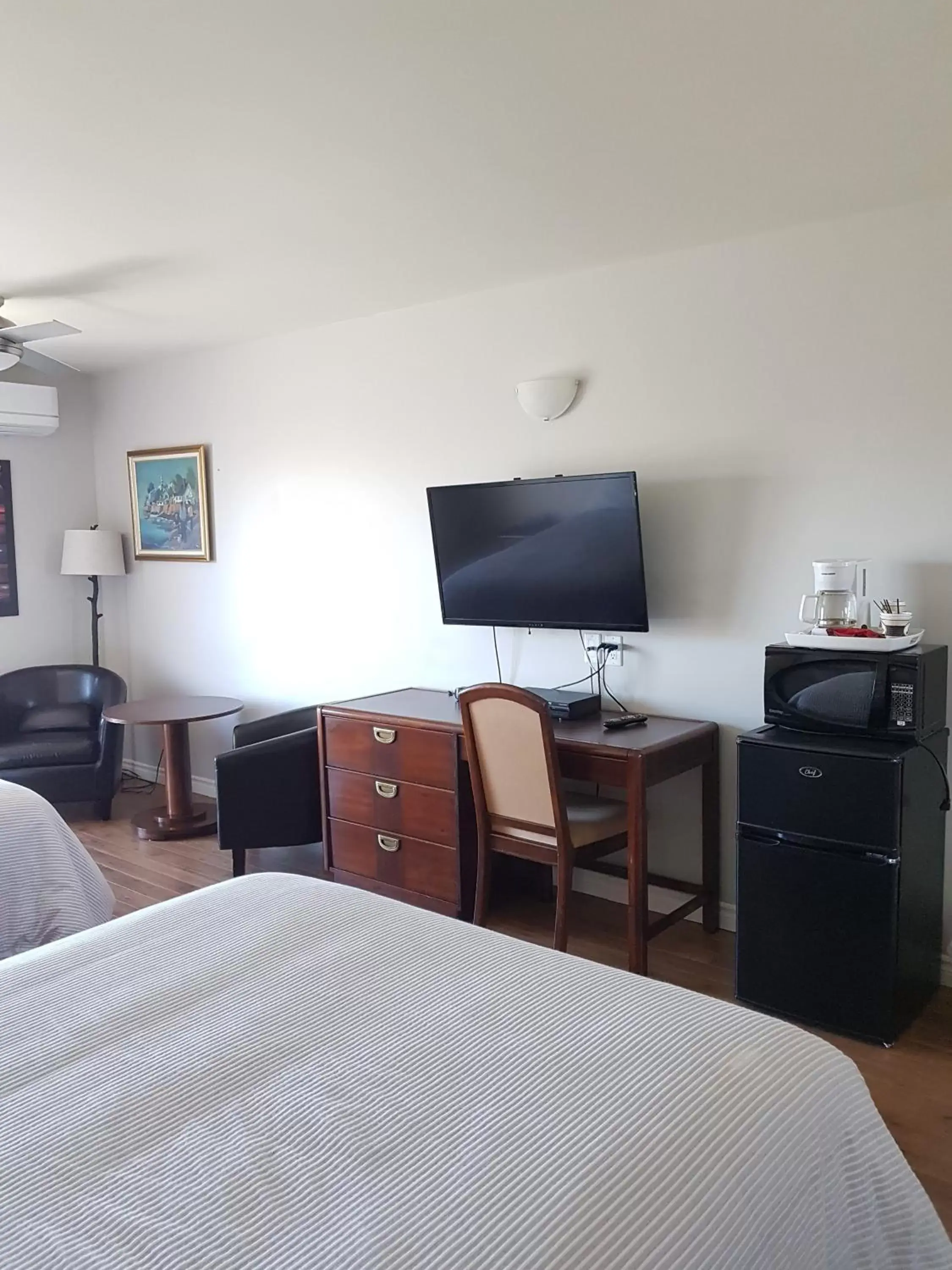 Photo of the whole room, TV/Entertainment Center in Motel des Mariniers