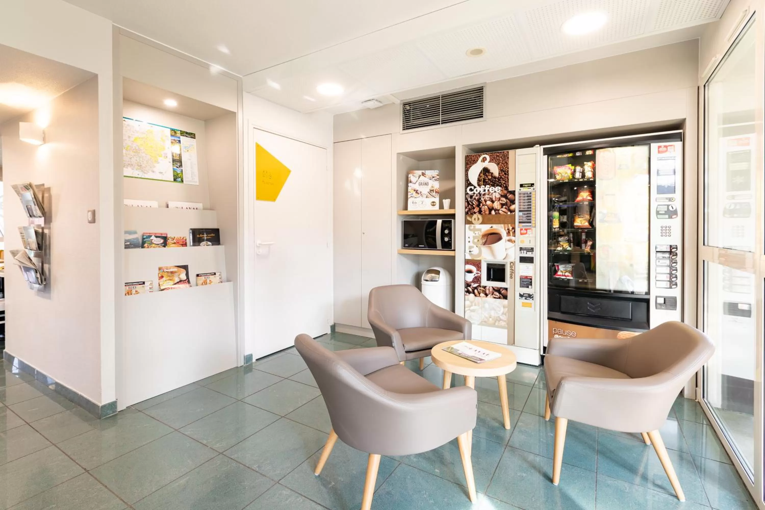 Lobby or reception in B&B HOTEL Laval Changé