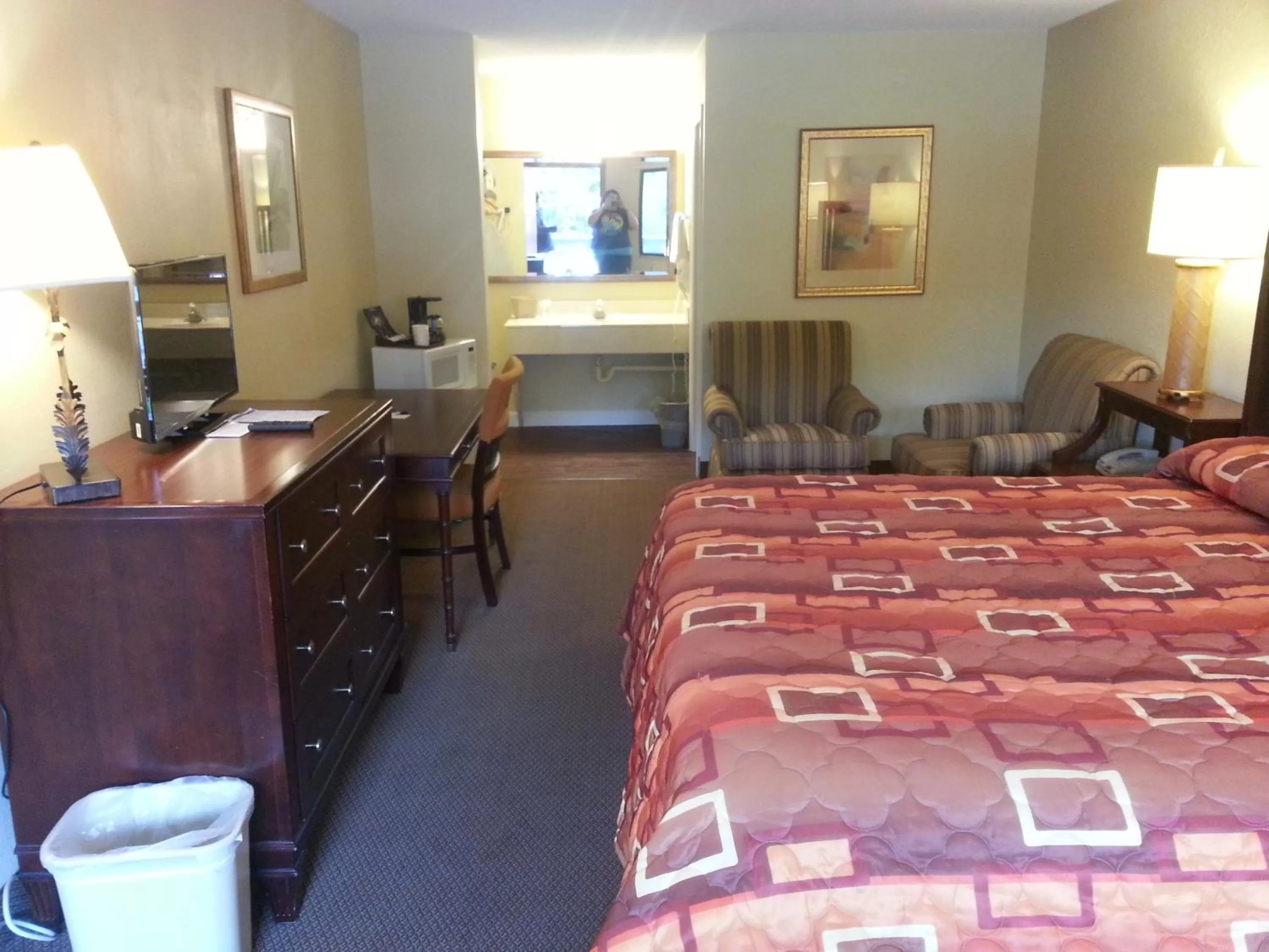 Seating area, Bed in Apalachicola Bay Inn