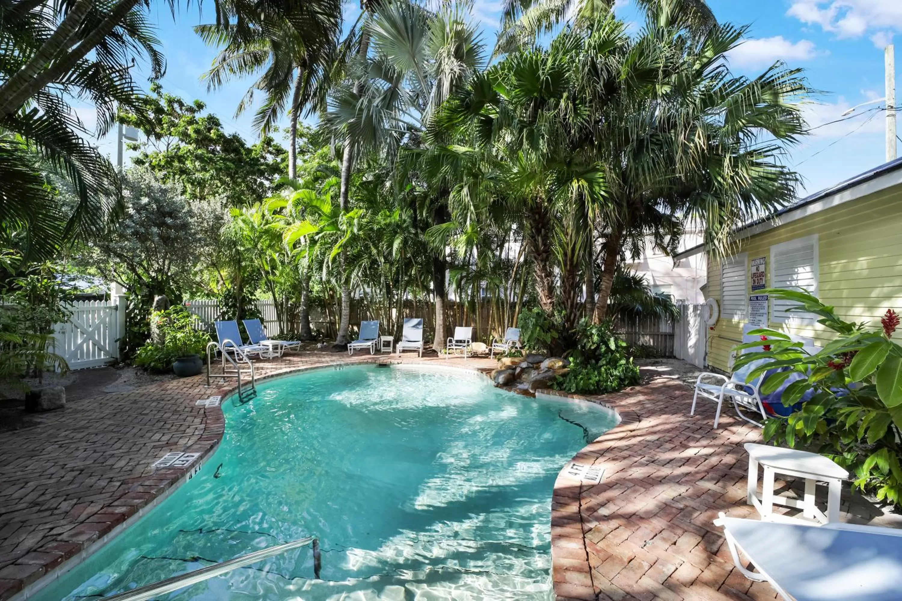 Property building, Swimming Pool in Tranquillity