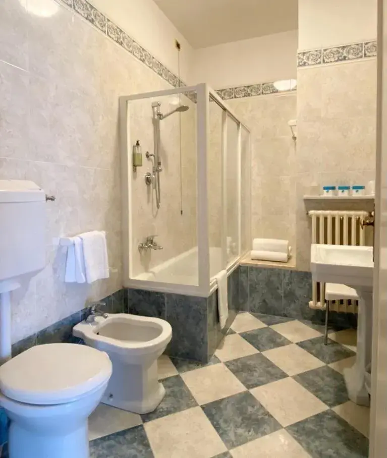 Bathroom in Grand Hotel Regina Salsomaggiore