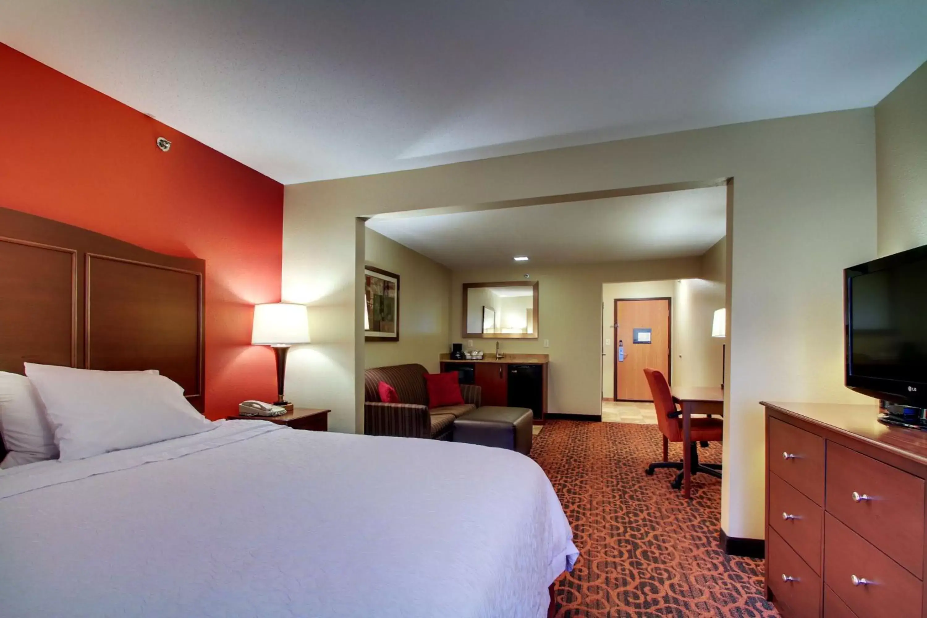 Bedroom in Hampton Inn Ottawa - Starved Rock Area