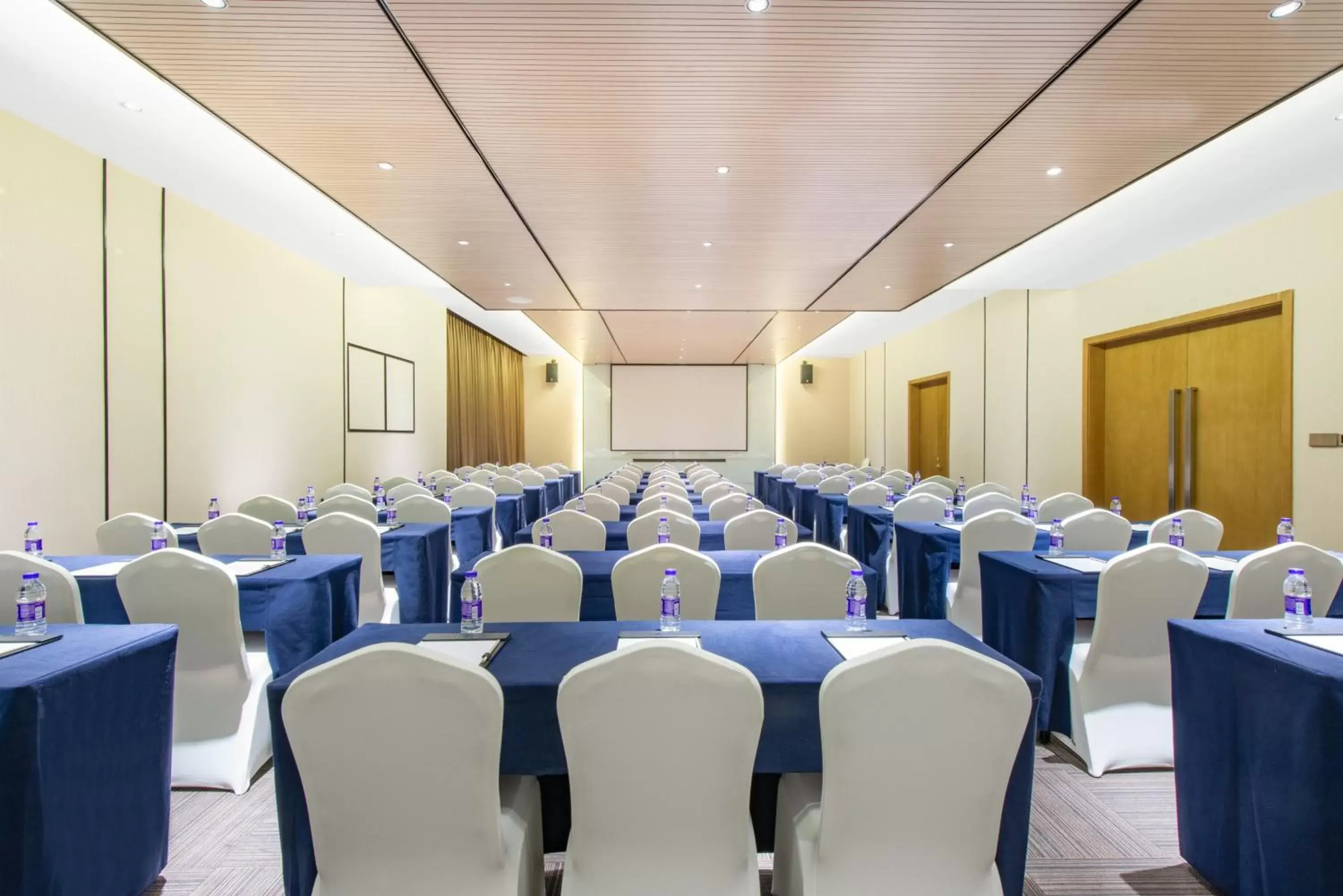 Meeting/conference room in Holiday Inn Express Hangzhou East Station, an IHG Hotel