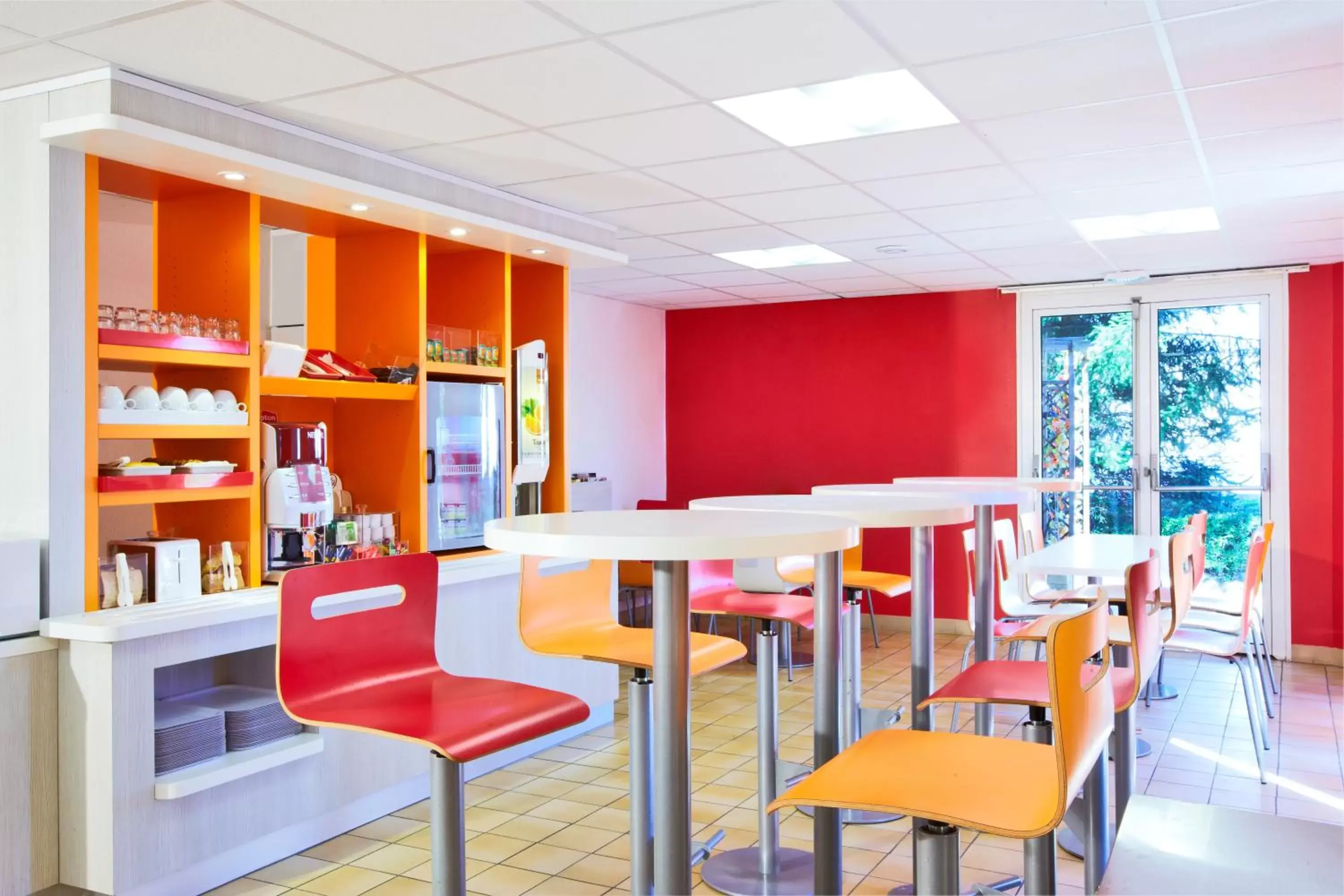 Restaurant/places to eat, Lounge/Bar in Premiere Classe La Rochelle Nord - Puilboreau