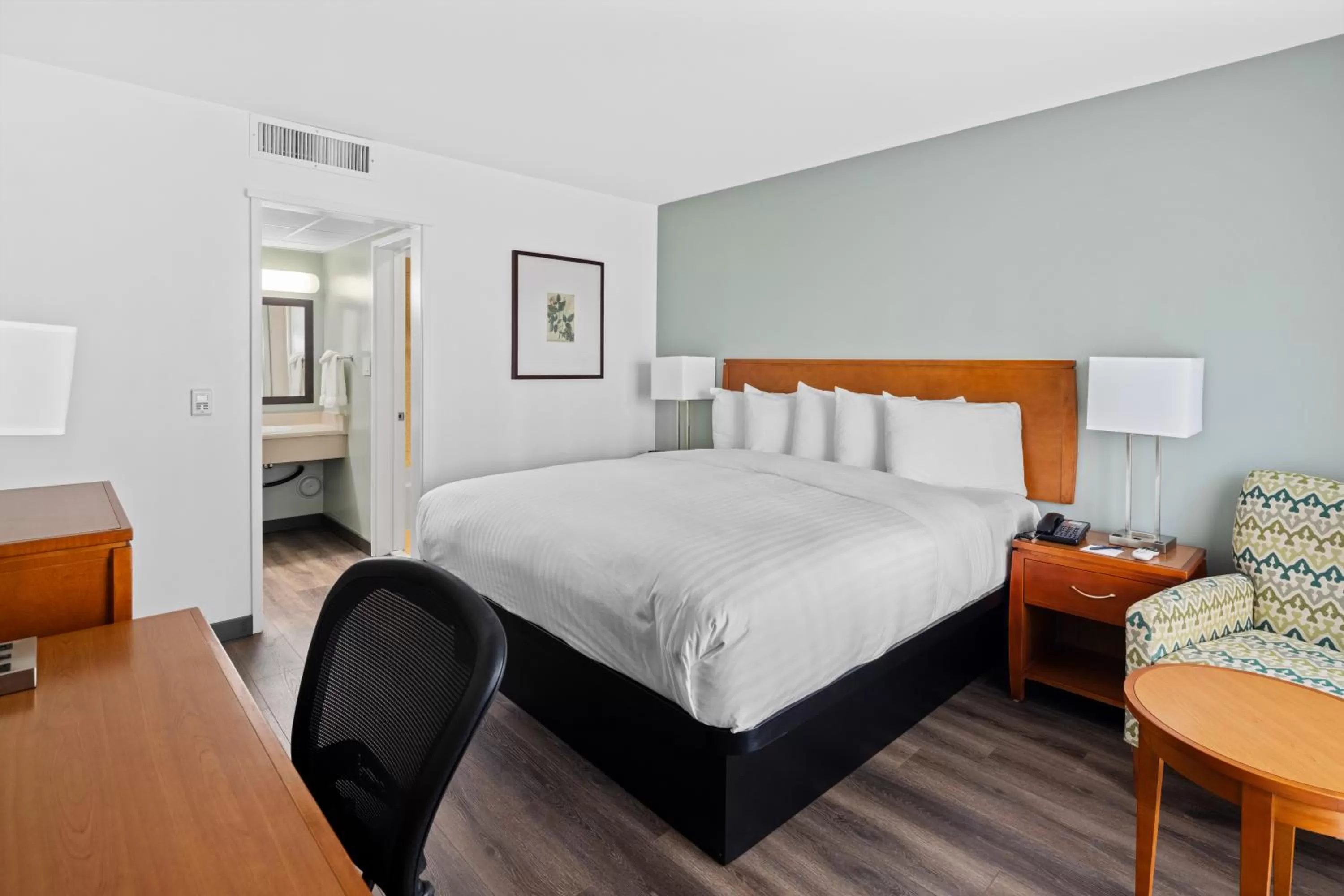 Bedroom, Bed in Vagabond Inn Glendale