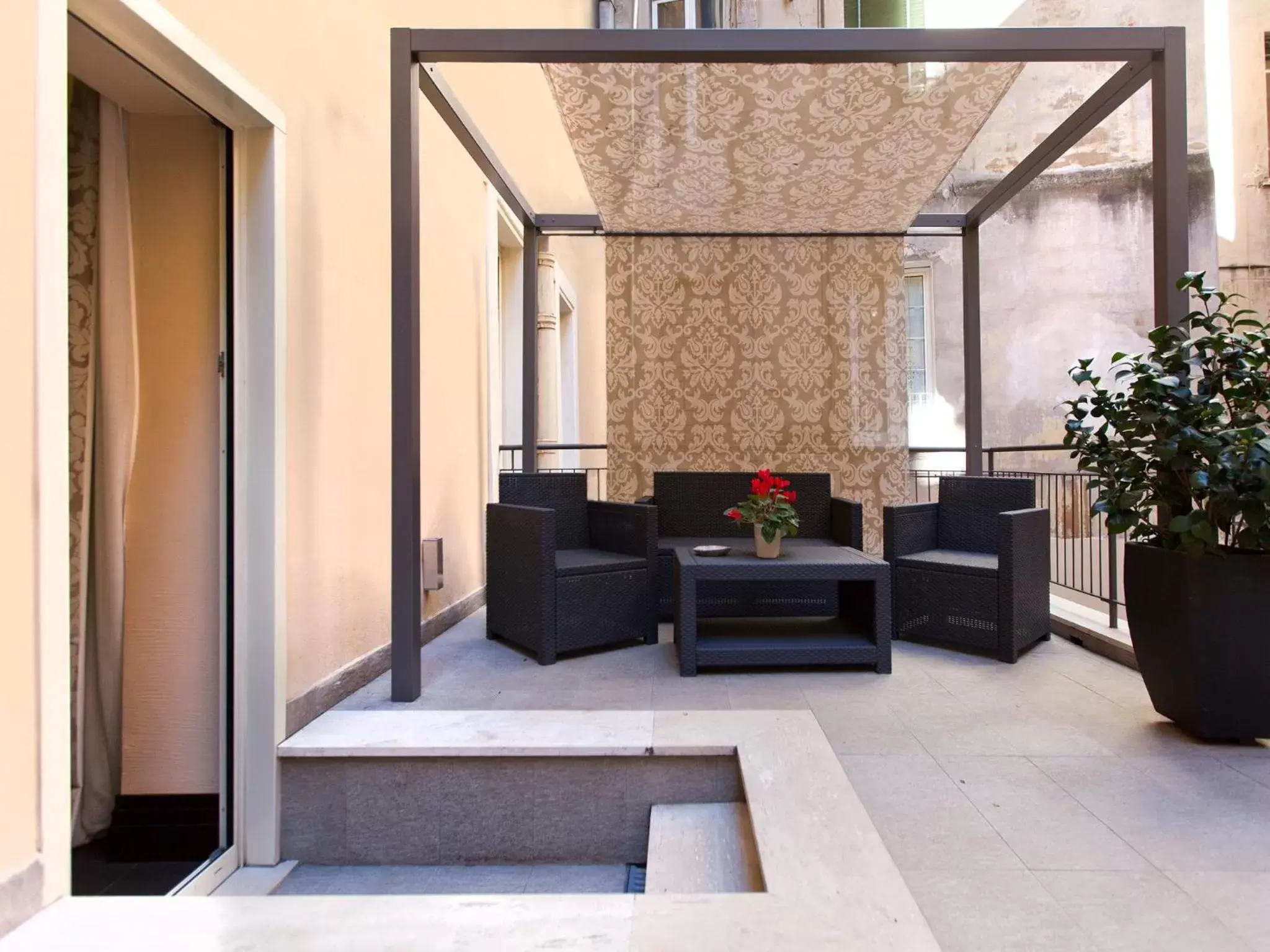 Patio, Lobby/Reception in Quirinale Luxury Rooms