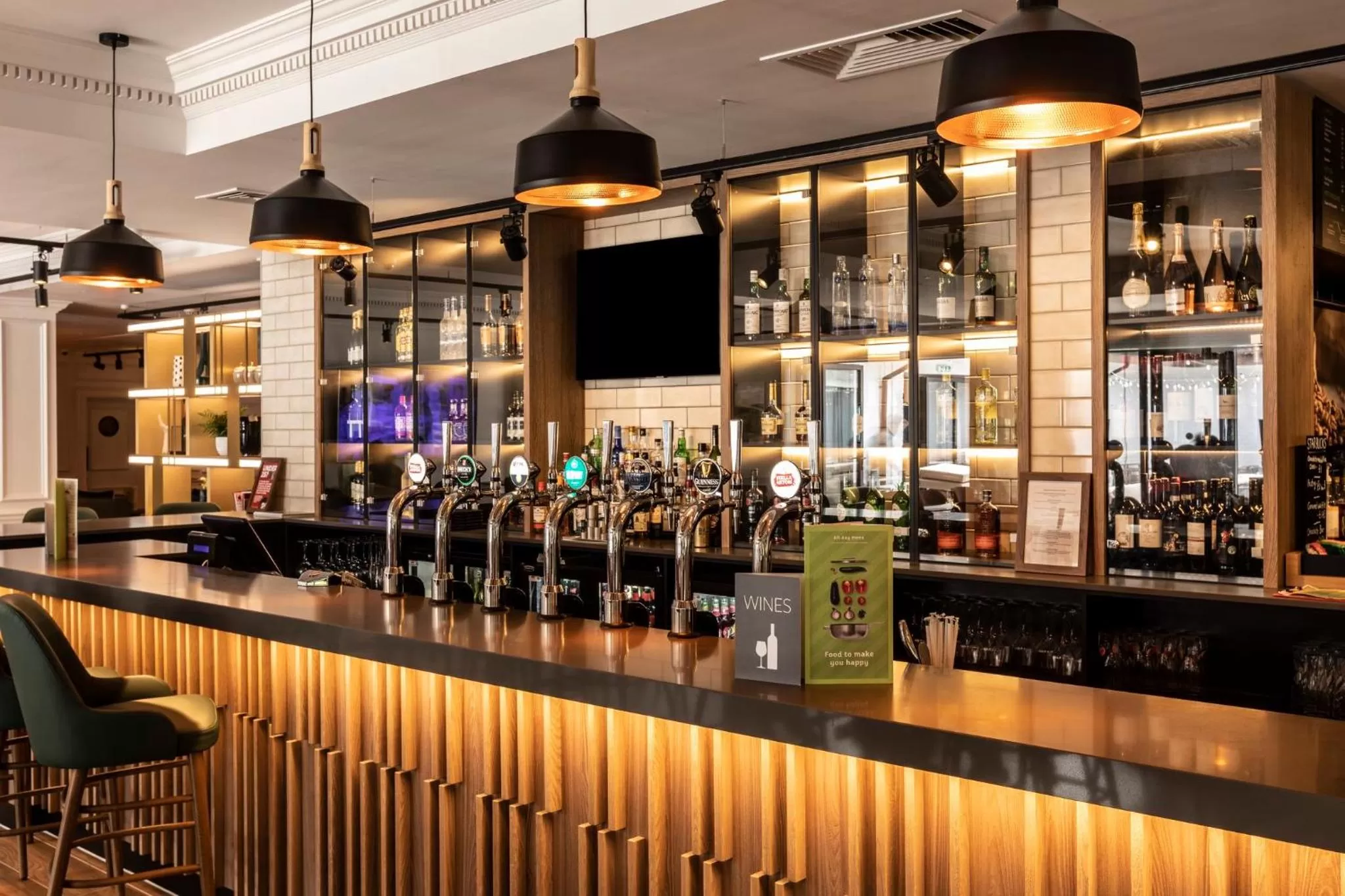 Lounge or bar in Holiday Inn Guildford by IHG