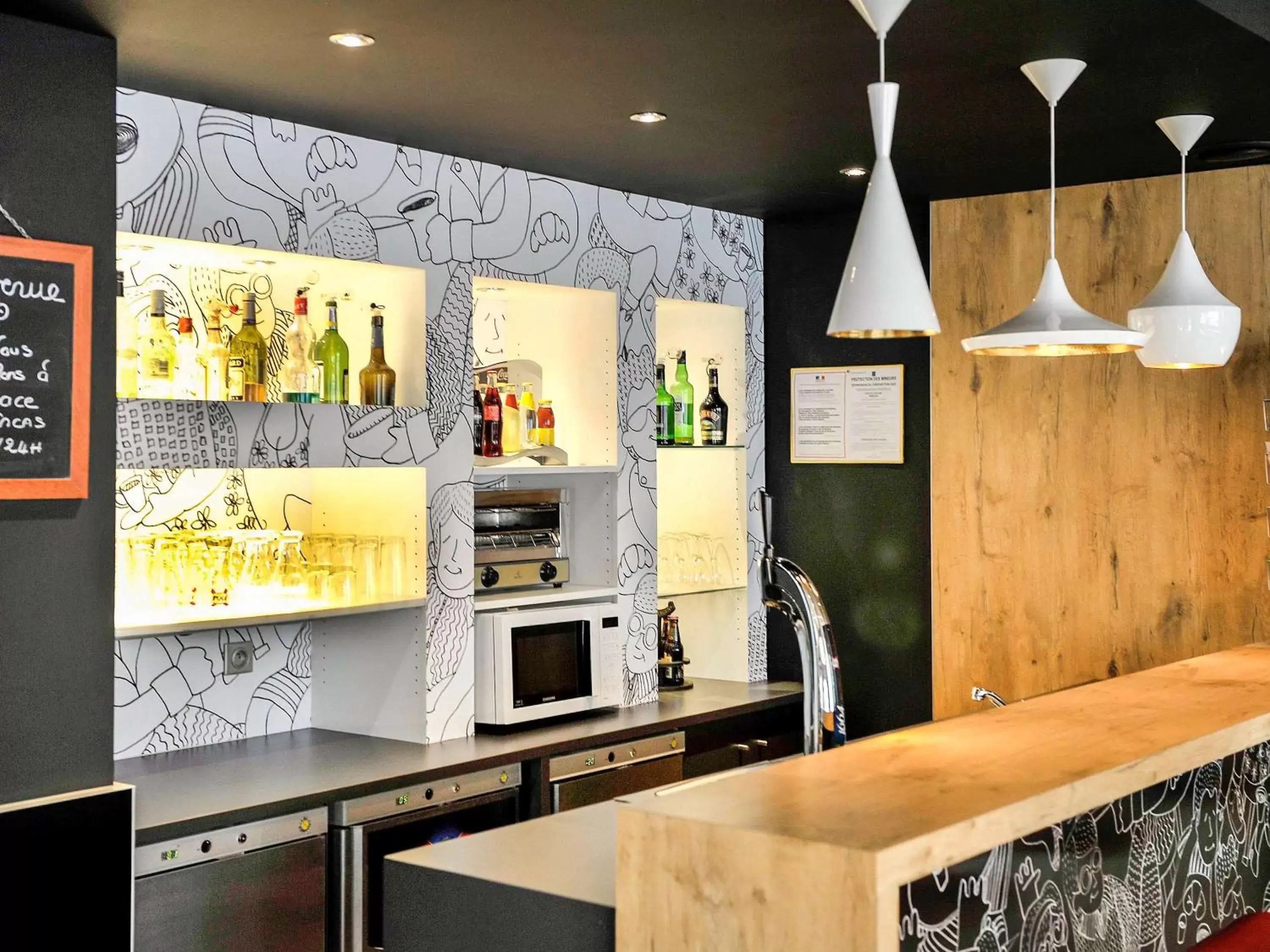 Lounge or bar, Kitchen/Kitchenette in ibis Lyon Centre