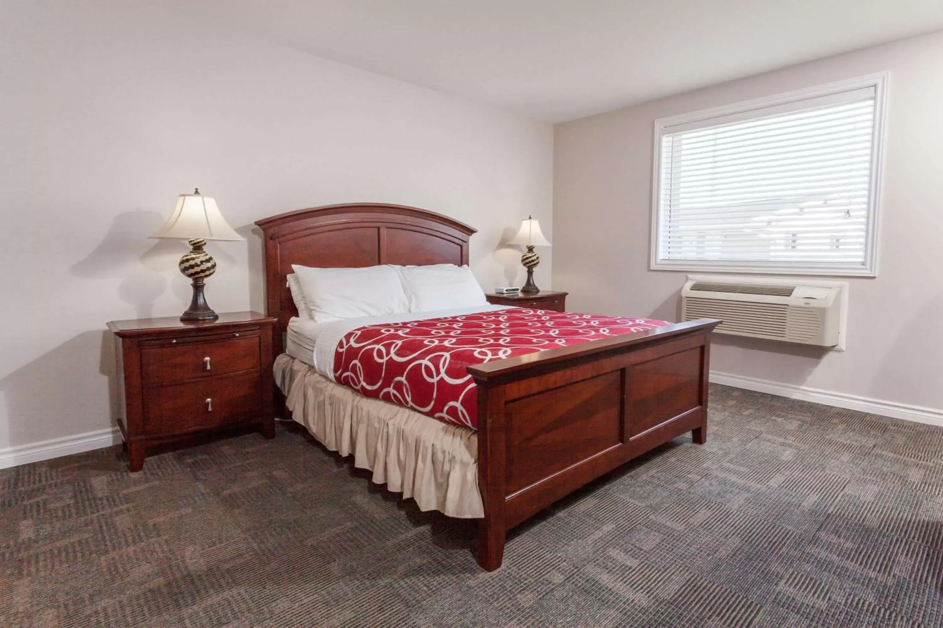 Photo of the whole room, Bed in Super 8 by Wyndham Kirkland Lake