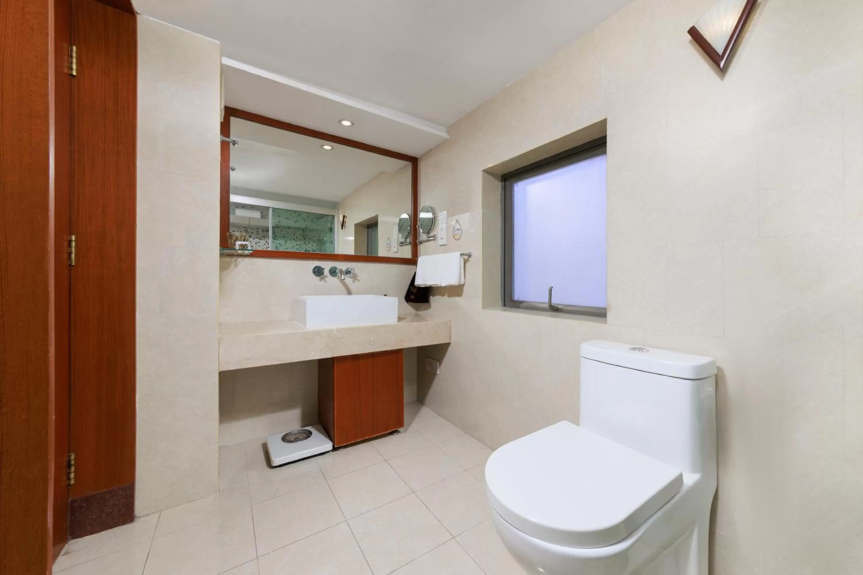 Toilet in Sunflower Hotel &Residence, Futian Port Branch