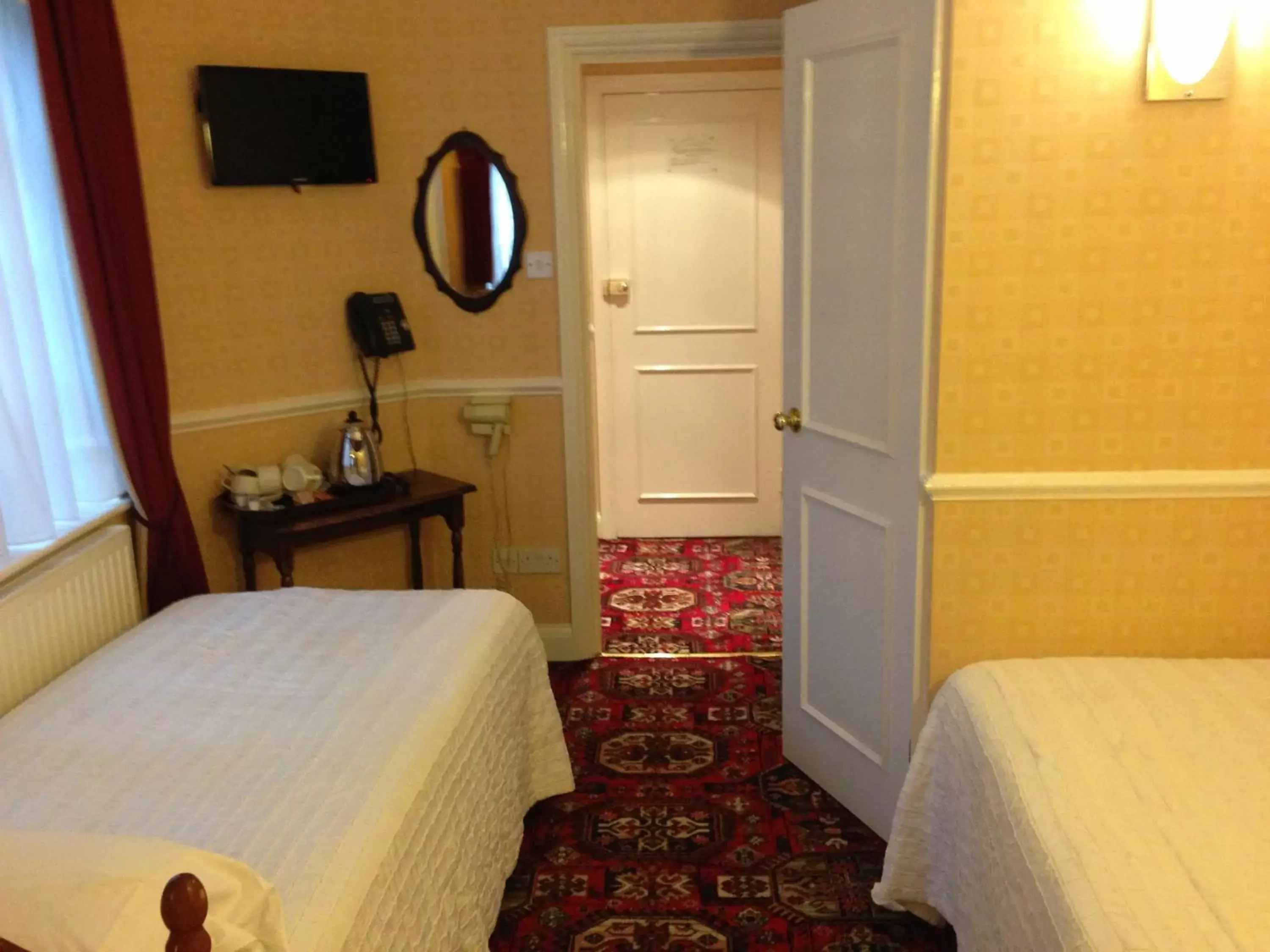 Photo of the whole room, Bed in Balmoral House Hotel