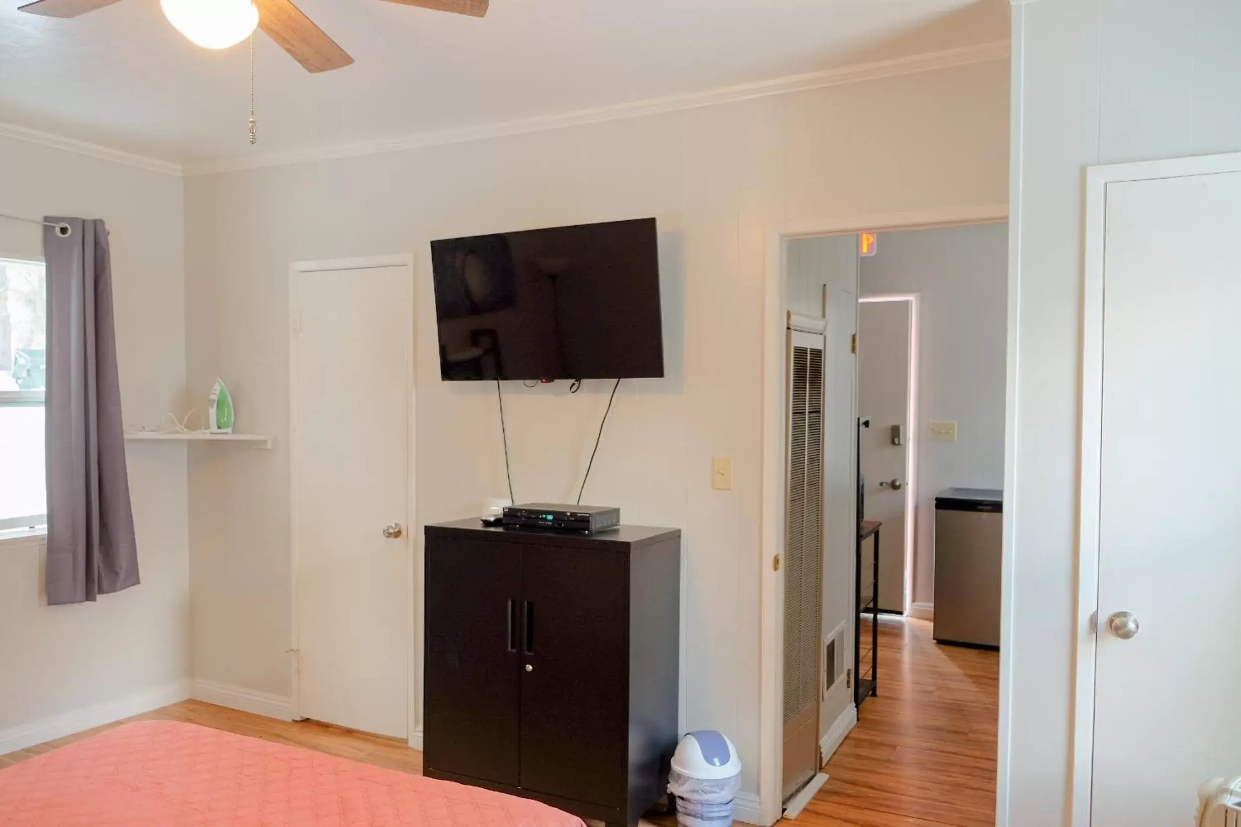 Bed, TV/Entertainment Center in Sherwood Arms Motel