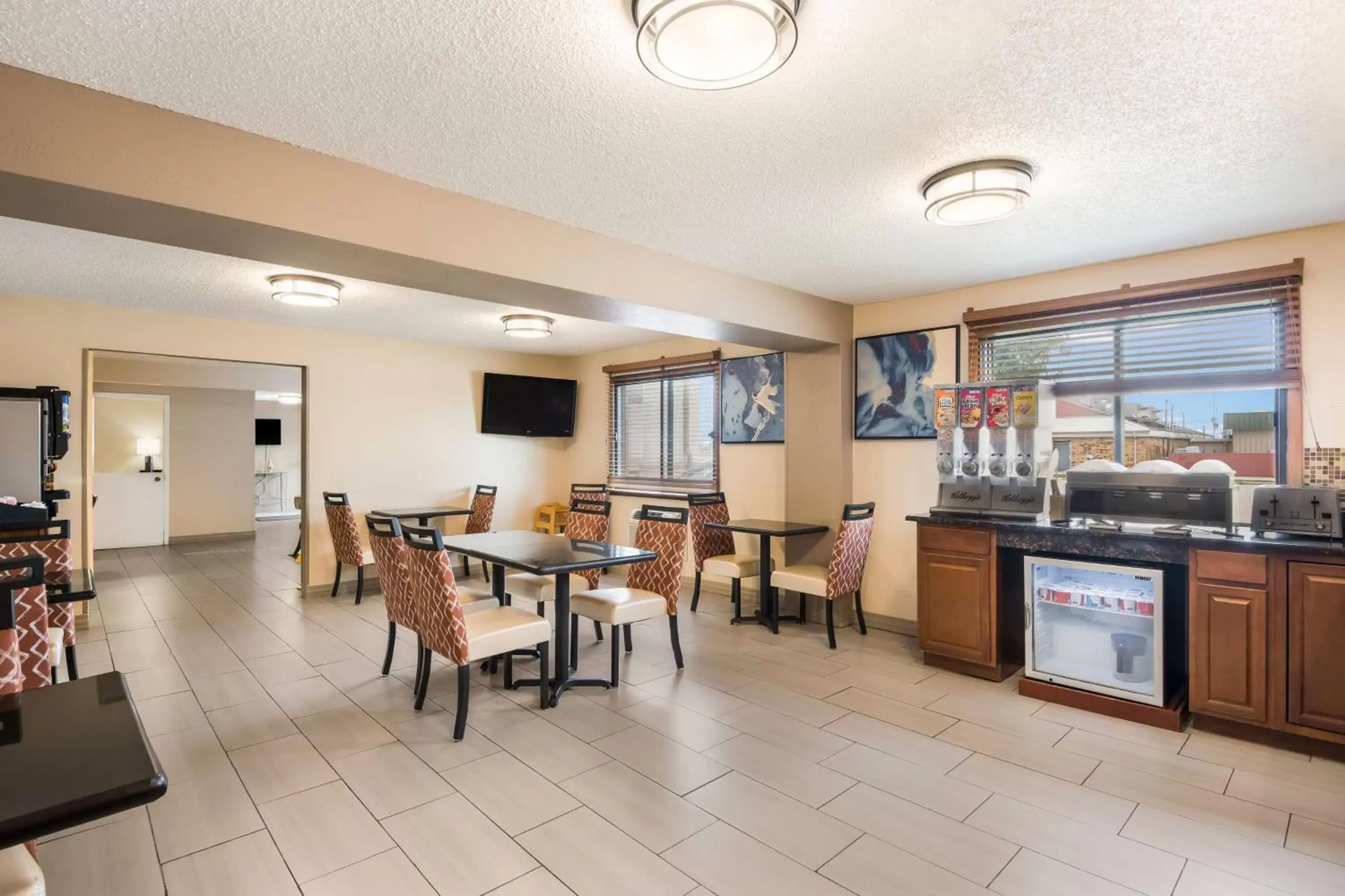 Breakfast in Best Western Mount Pleasant Inn Breakfast in Best Western Mount Pleasant Inn