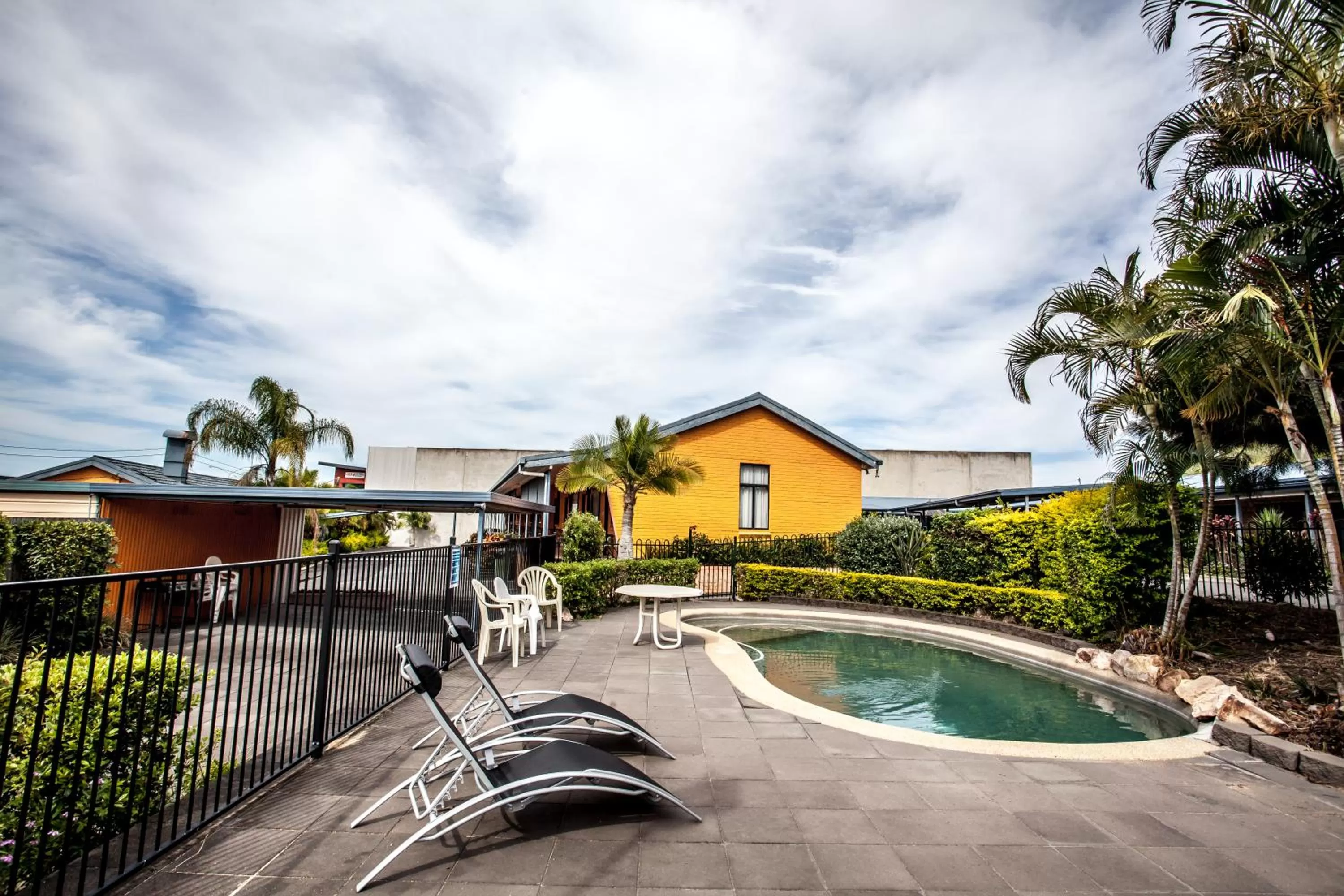 Swimming pool in Darra Motel & Conference Centre