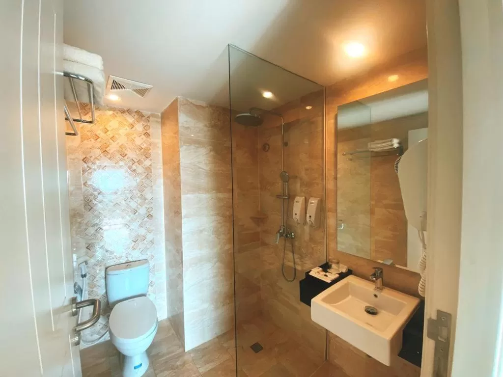 Shower in Sylvia Hotel & Resort Komodo