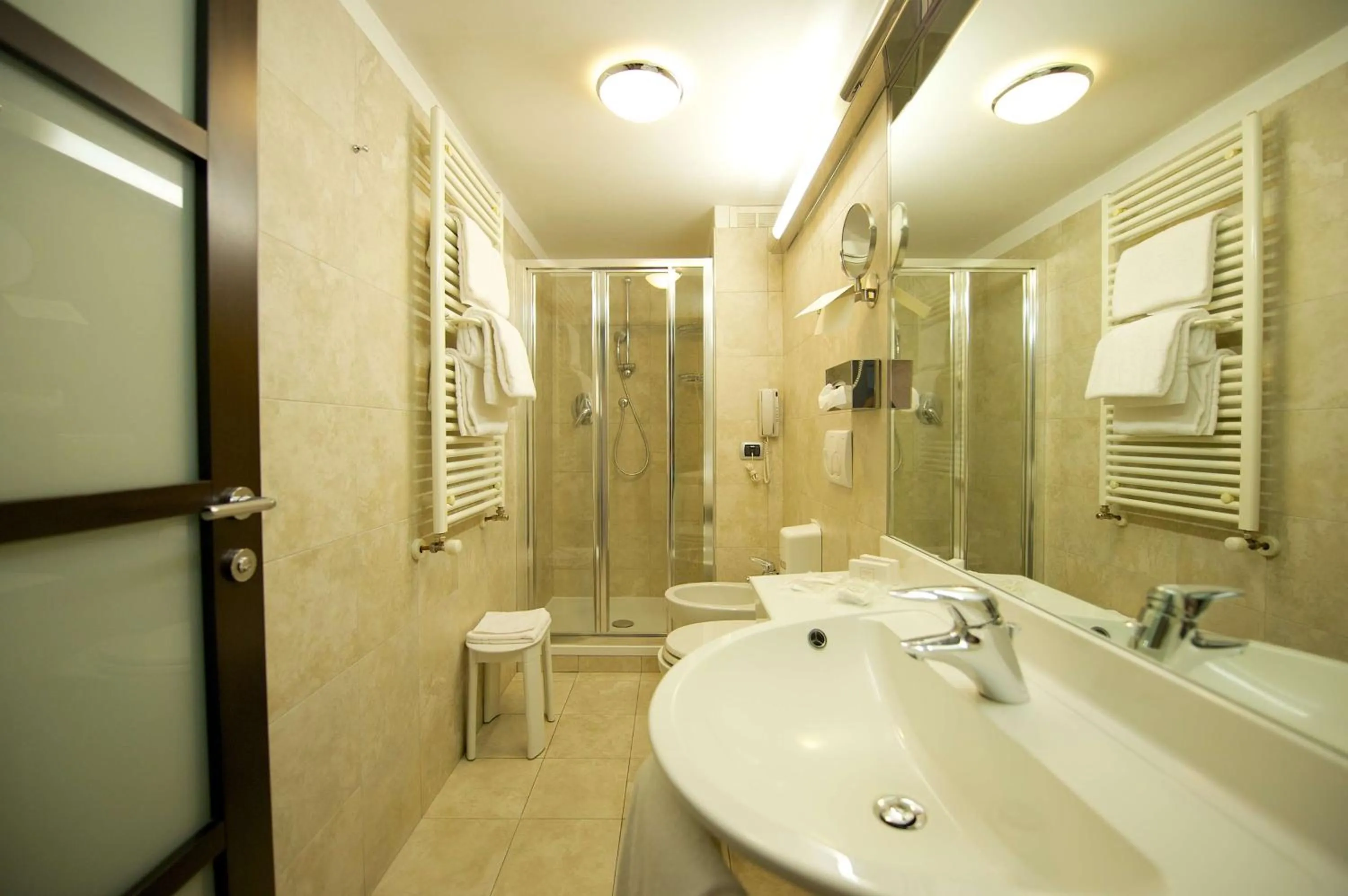 Shower in Best Western Crystal Palace Hotel
