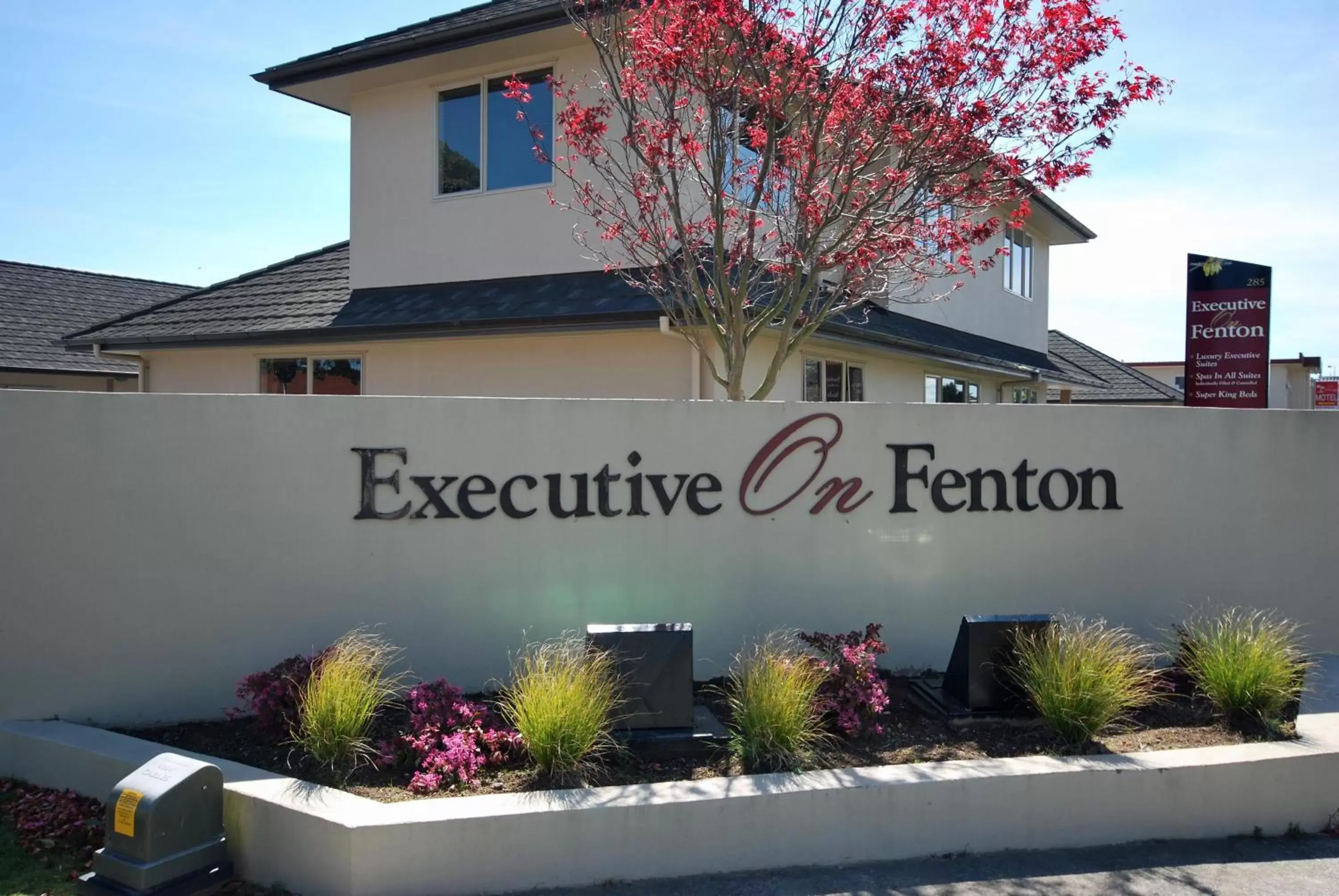 Facade/entrance, Property Building in Executive On Fenton