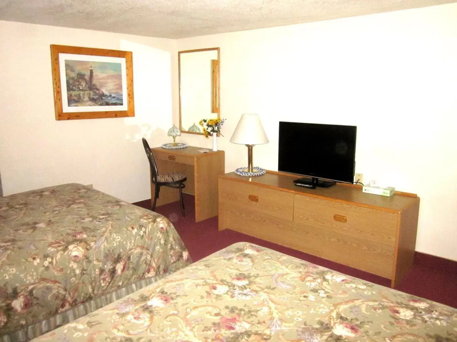 Photo of the whole room, TV/Entertainment Center in Color Country Motel