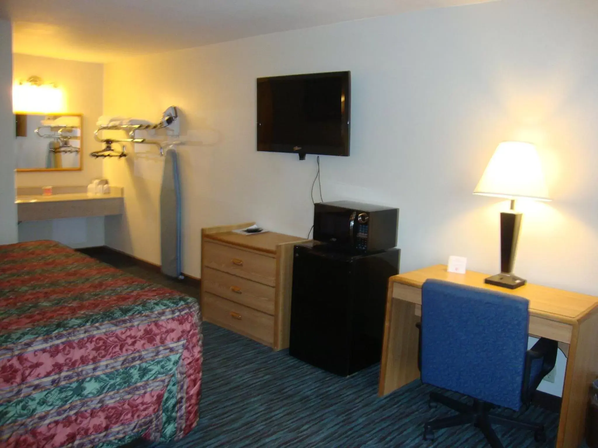 TV and multimedia, TV/Entertainment Center in Econo Lodge Inn and Suites - Jackson