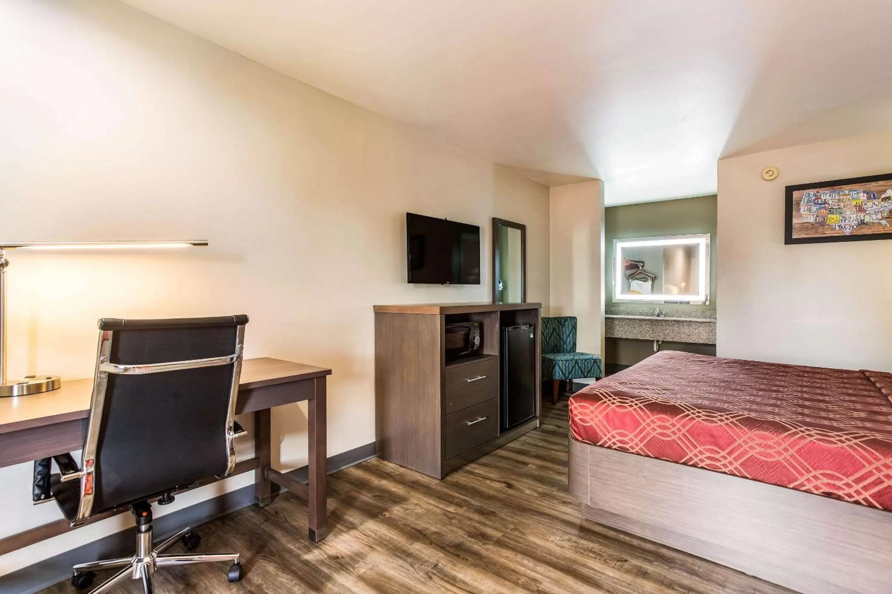 Photo of the whole room, Bed in Econo Lodge Inn & Suites Murfreesboro Shopping District