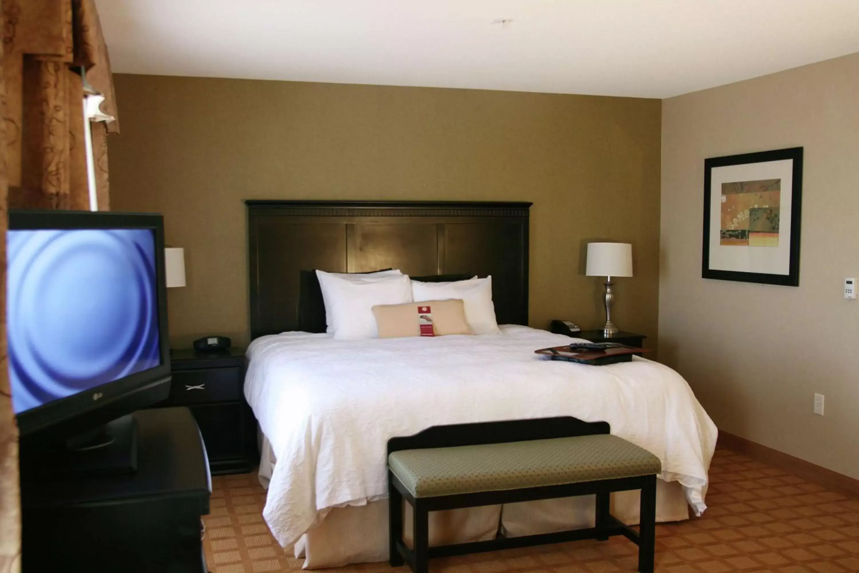 Bed in Hampton Inn & Suites Chicago/Saint Charles