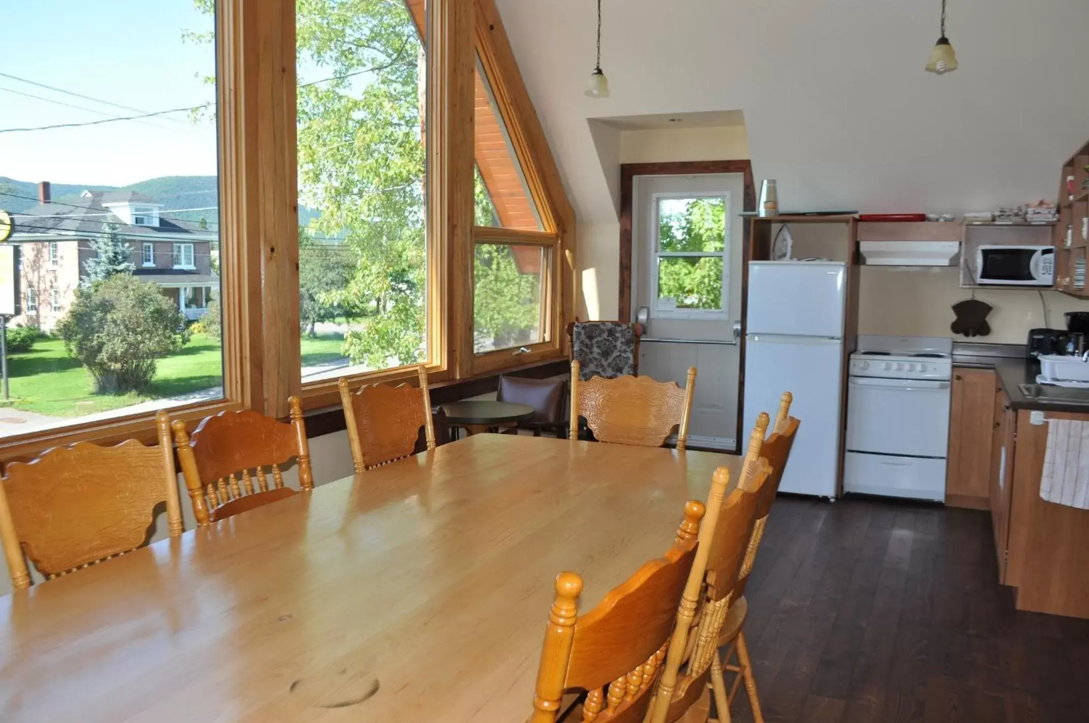 Communal kitchen, Dining Area in Auberge Du Marchand