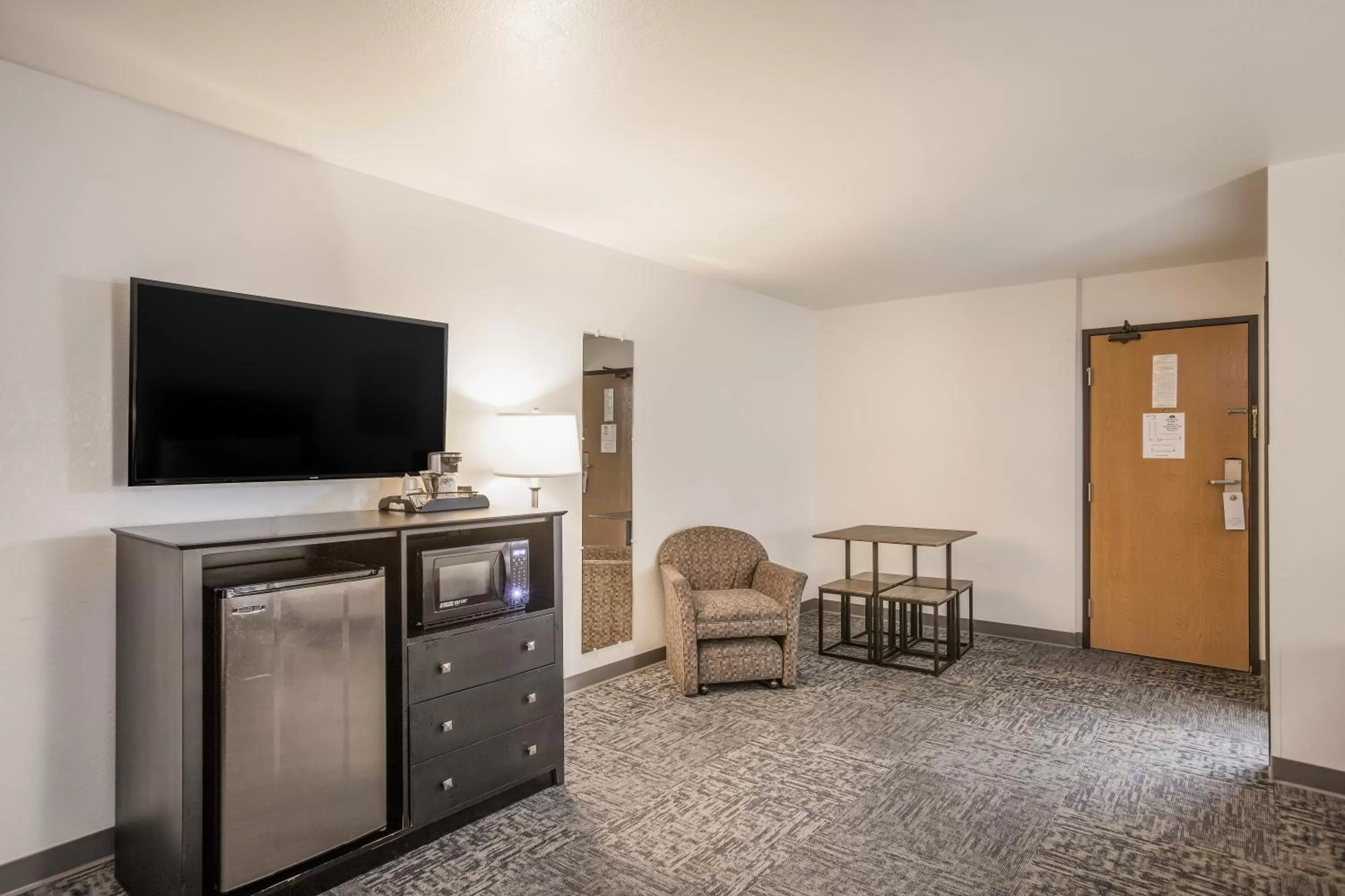 TV and multimedia in Americas Best Value Inn & Suites-Birch Run