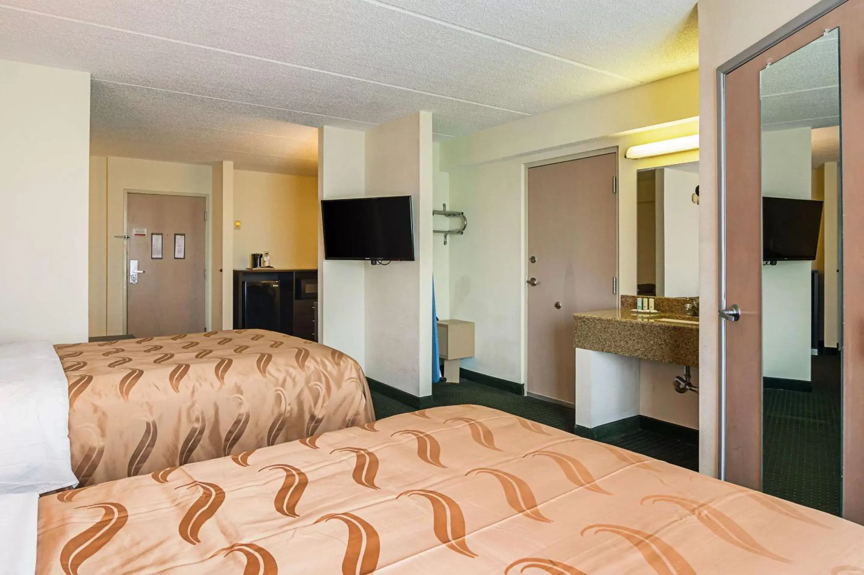 Photo of the whole room, Bed in Quality Suites Atlanta Airport East