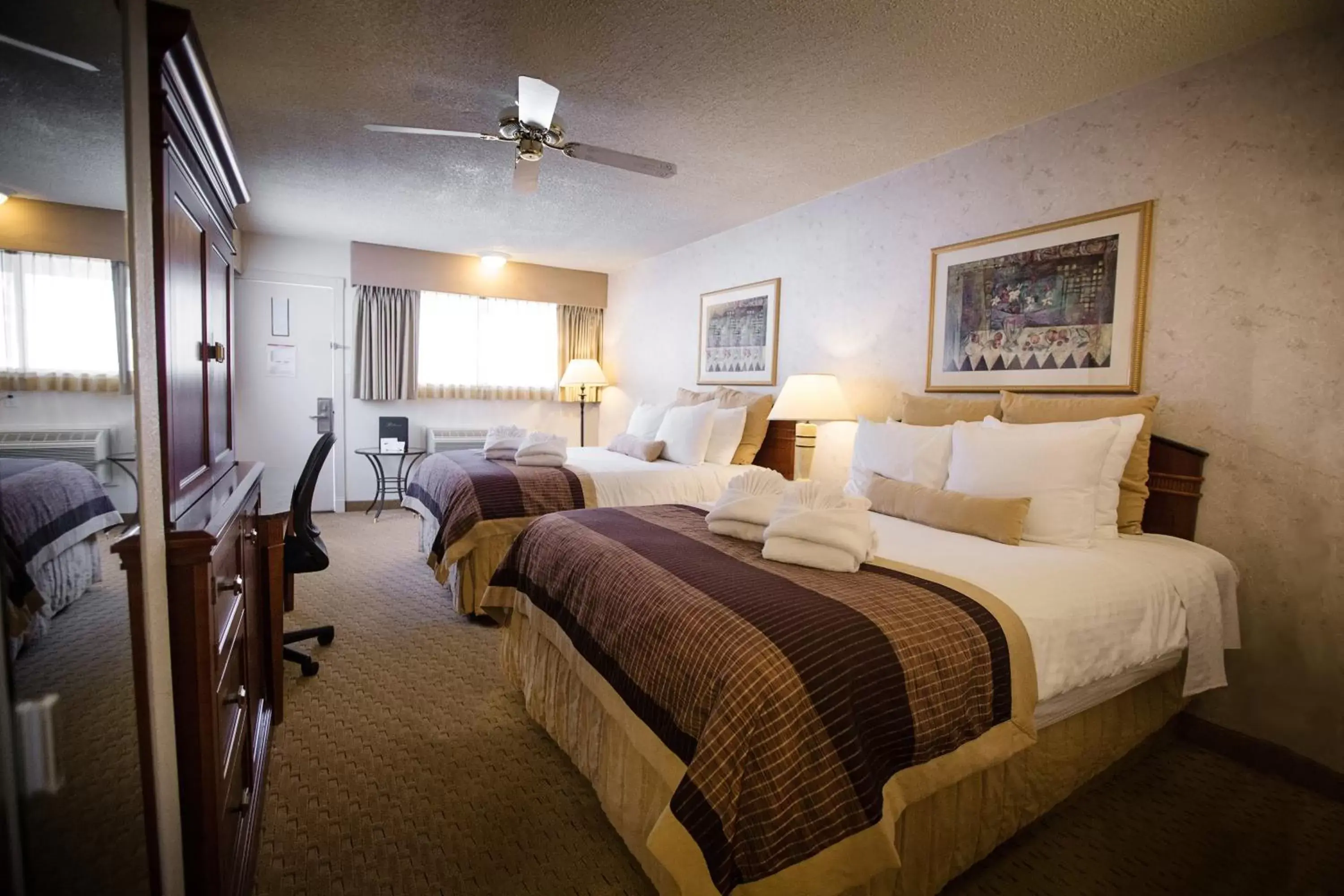 Bedroom, Bed in Twin Peaks Lodge & Hot Springs