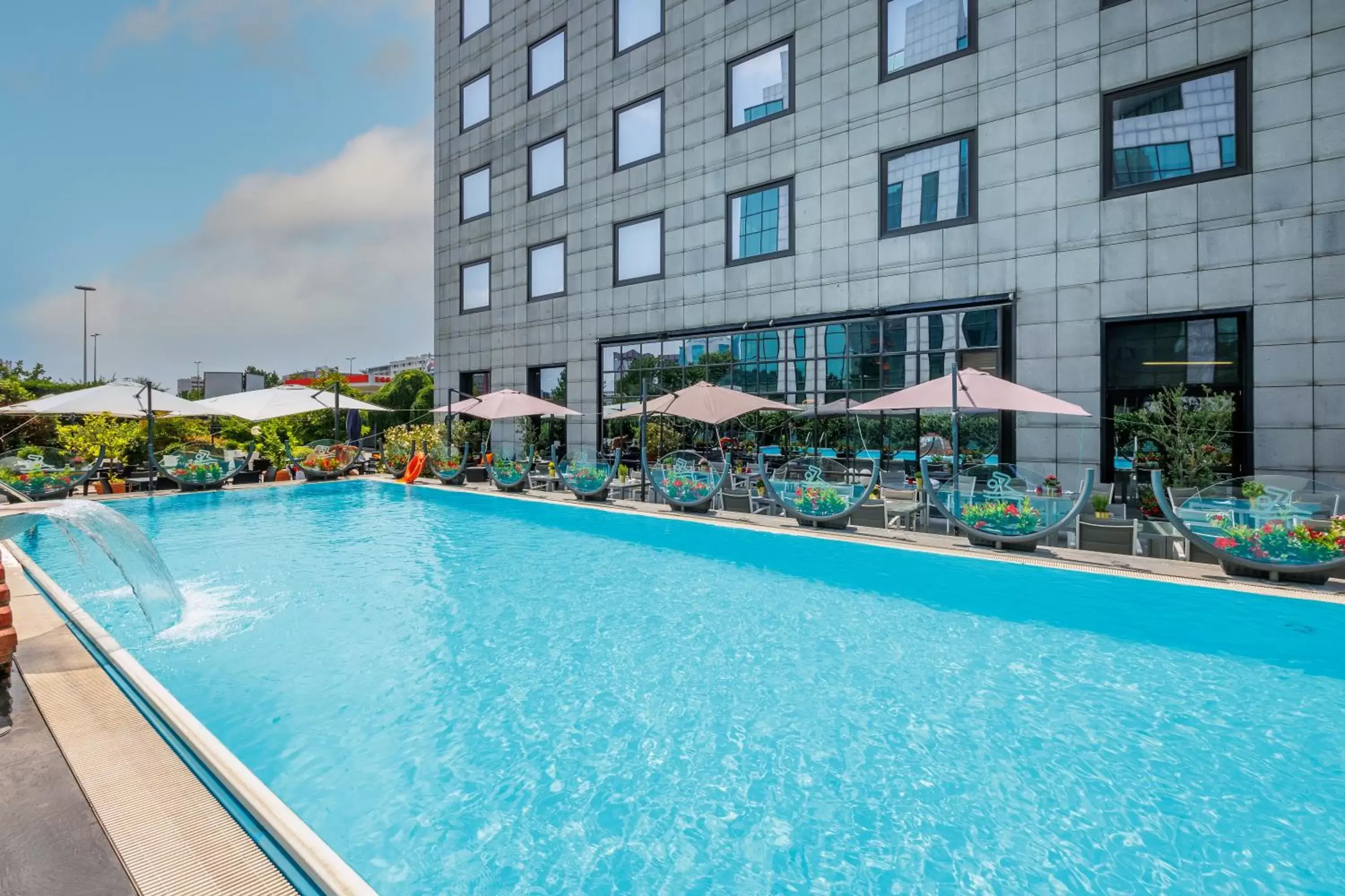 Swimming Pool in iH Hotels Milano Lorenteggio