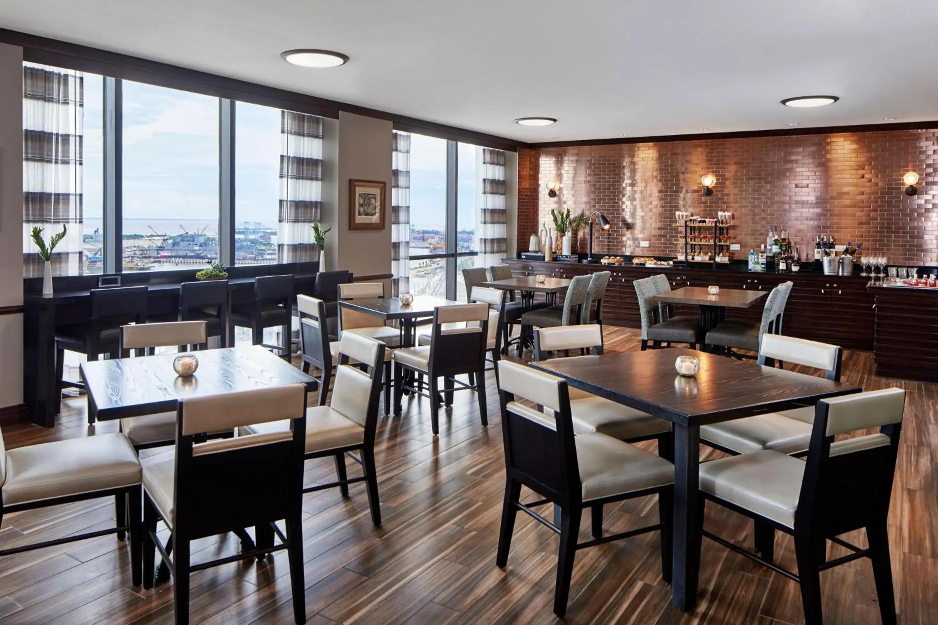 Lounge or bar, Restaurant/Places to Eat in Renaissance by Marriott Mobile Riverview Plaza Hotel