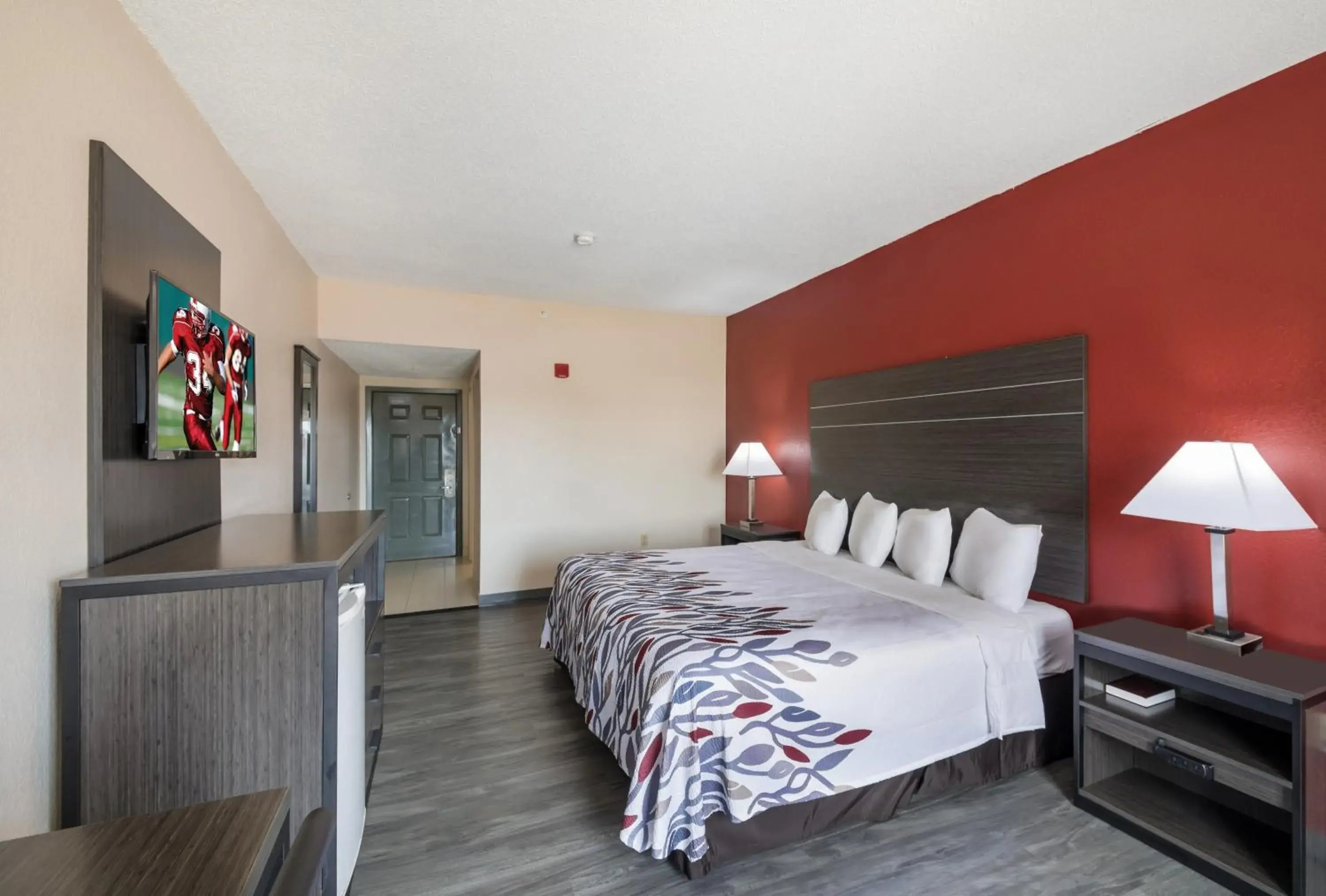 Photo of the whole room, Room Photo in Red Roof Inn & Suites Austin East - Manor
