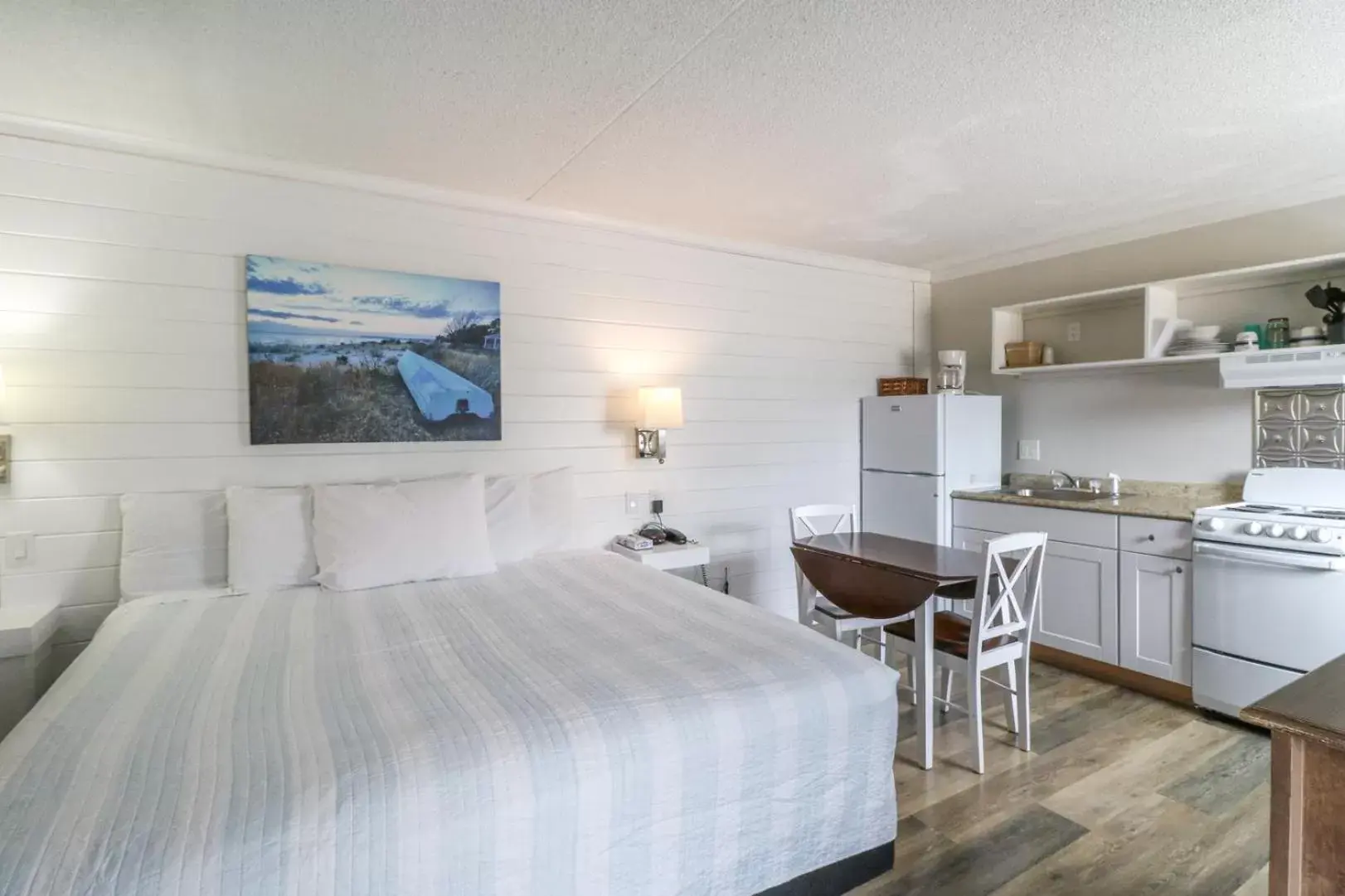 Kitchen or kitchenette, Bed in Atlantic Oceanside Dewey Kitchen or kitchenette, Bed in Atlantic Oceanside Dewey