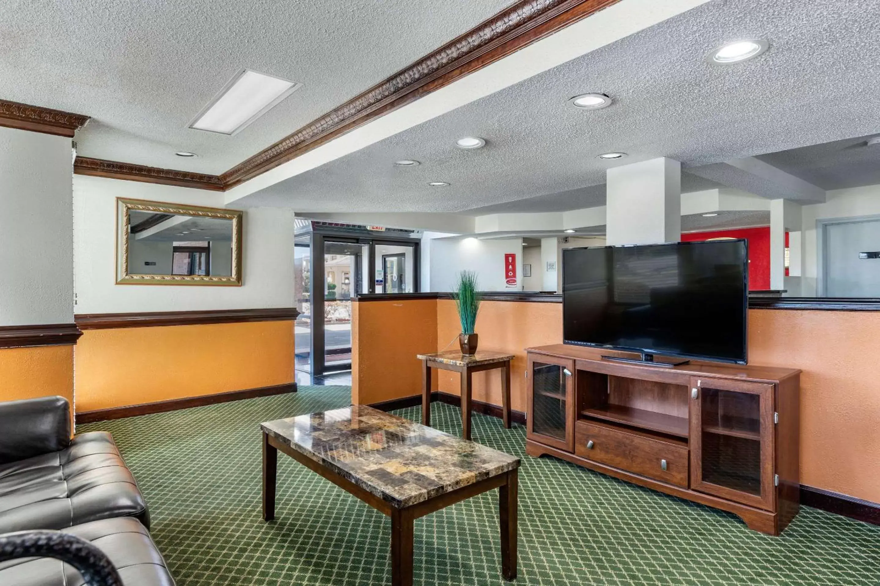 Lobby or reception, TV/Entertainment Center in Econo Lodge Florence