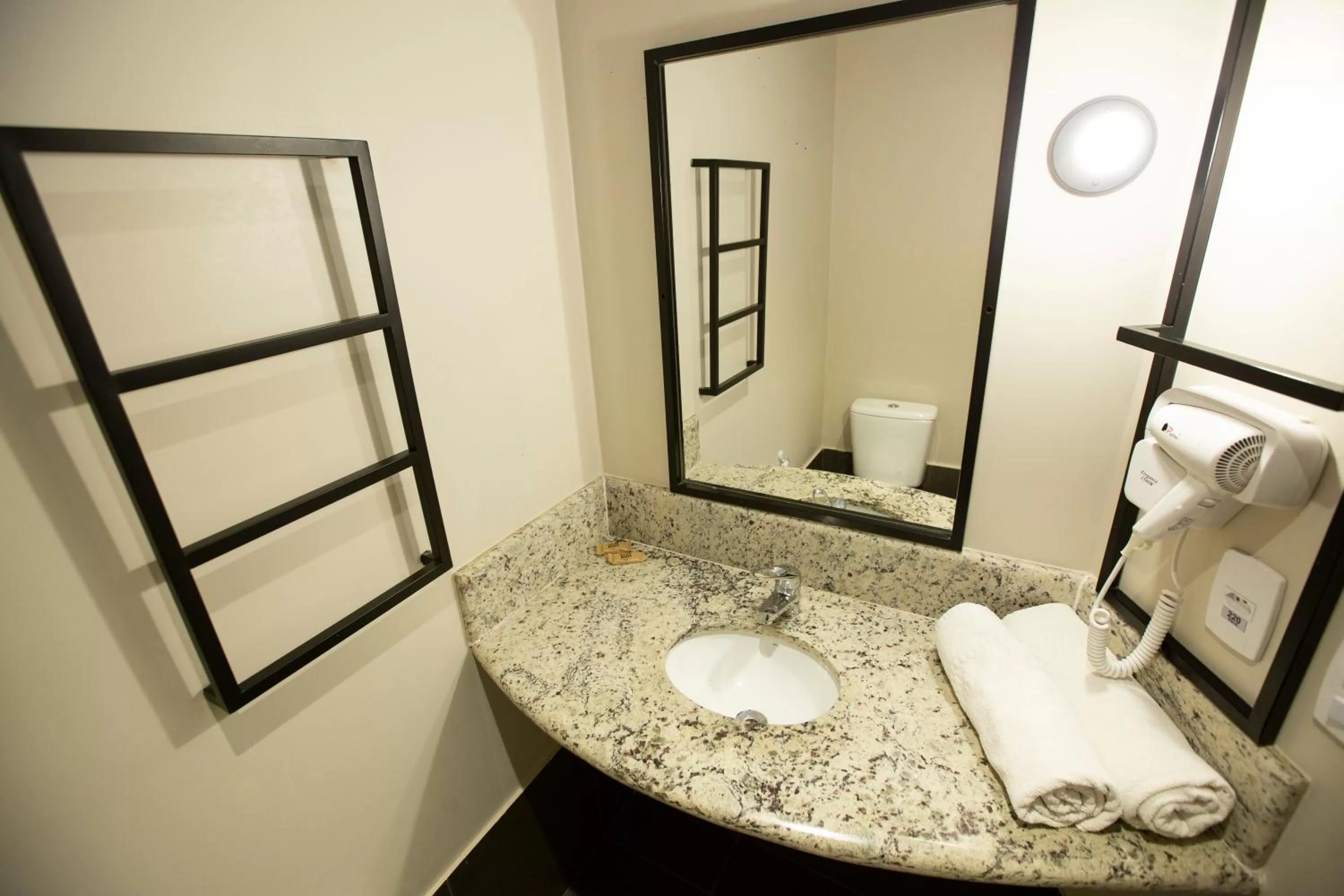 Toilet in ibis Cuiaba Shopping