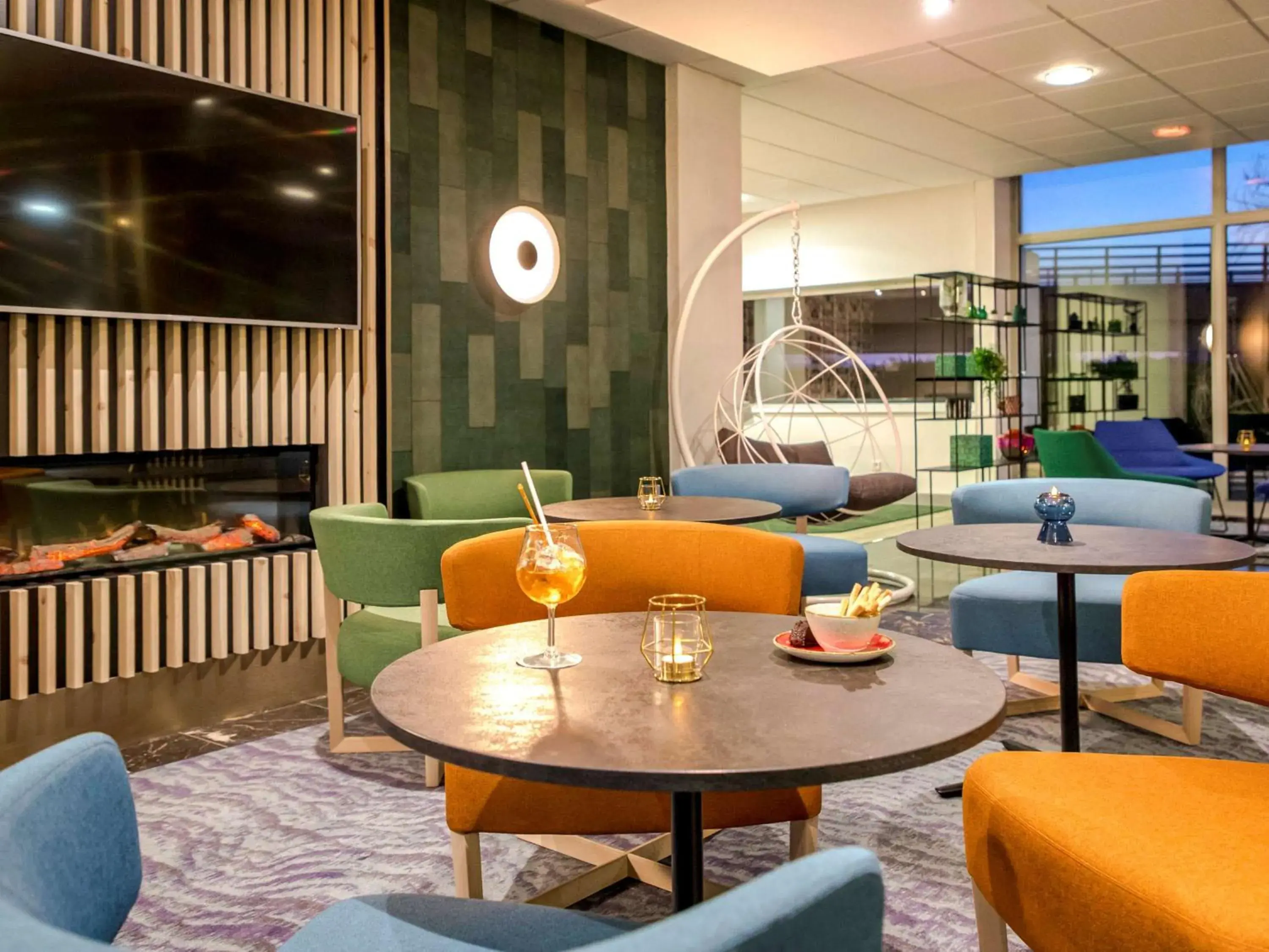 Lounge or bar in Mercure Cavaillon