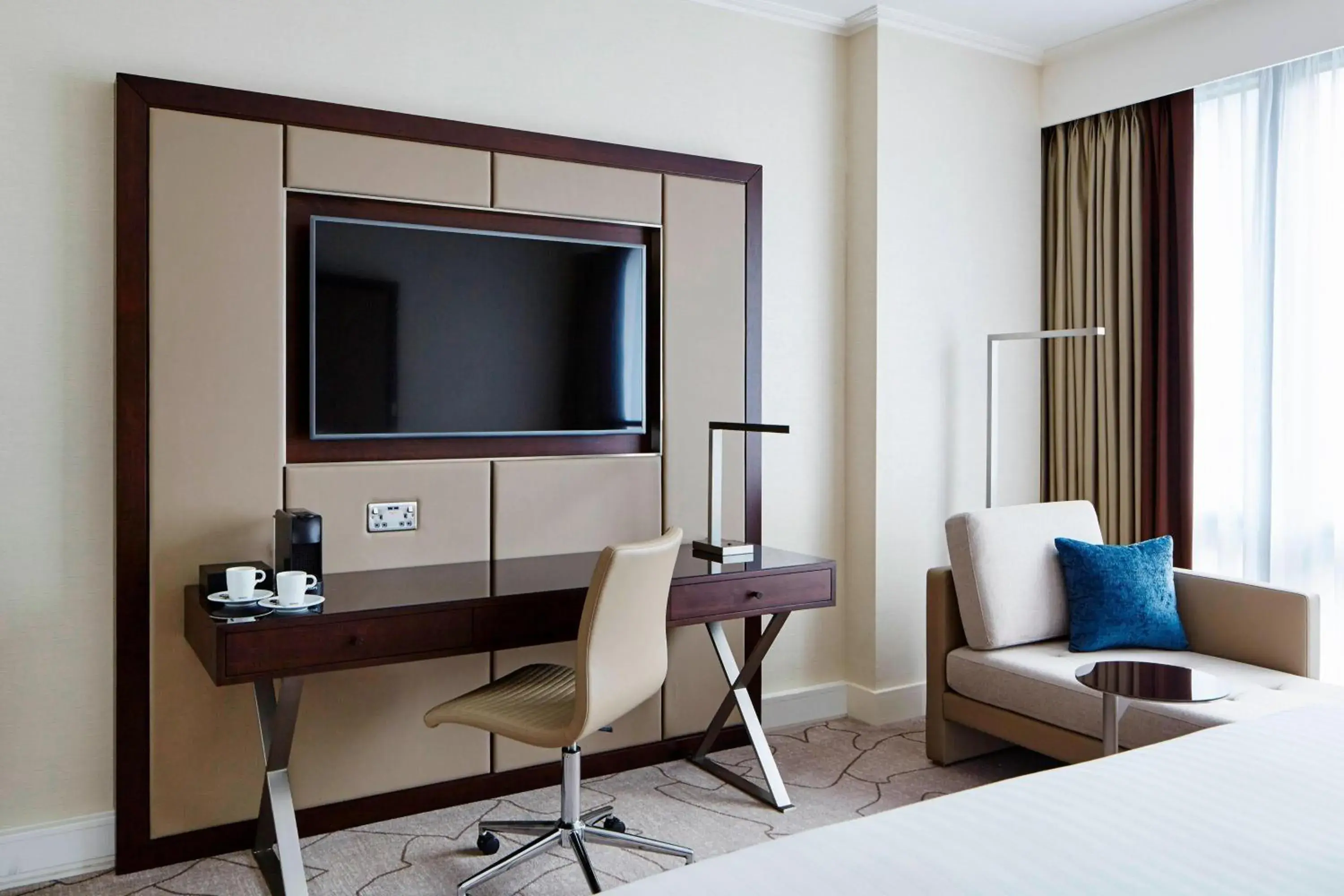Photo of the whole room, TV/Entertainment Center in London Marriott Hotel Canary Wharf
