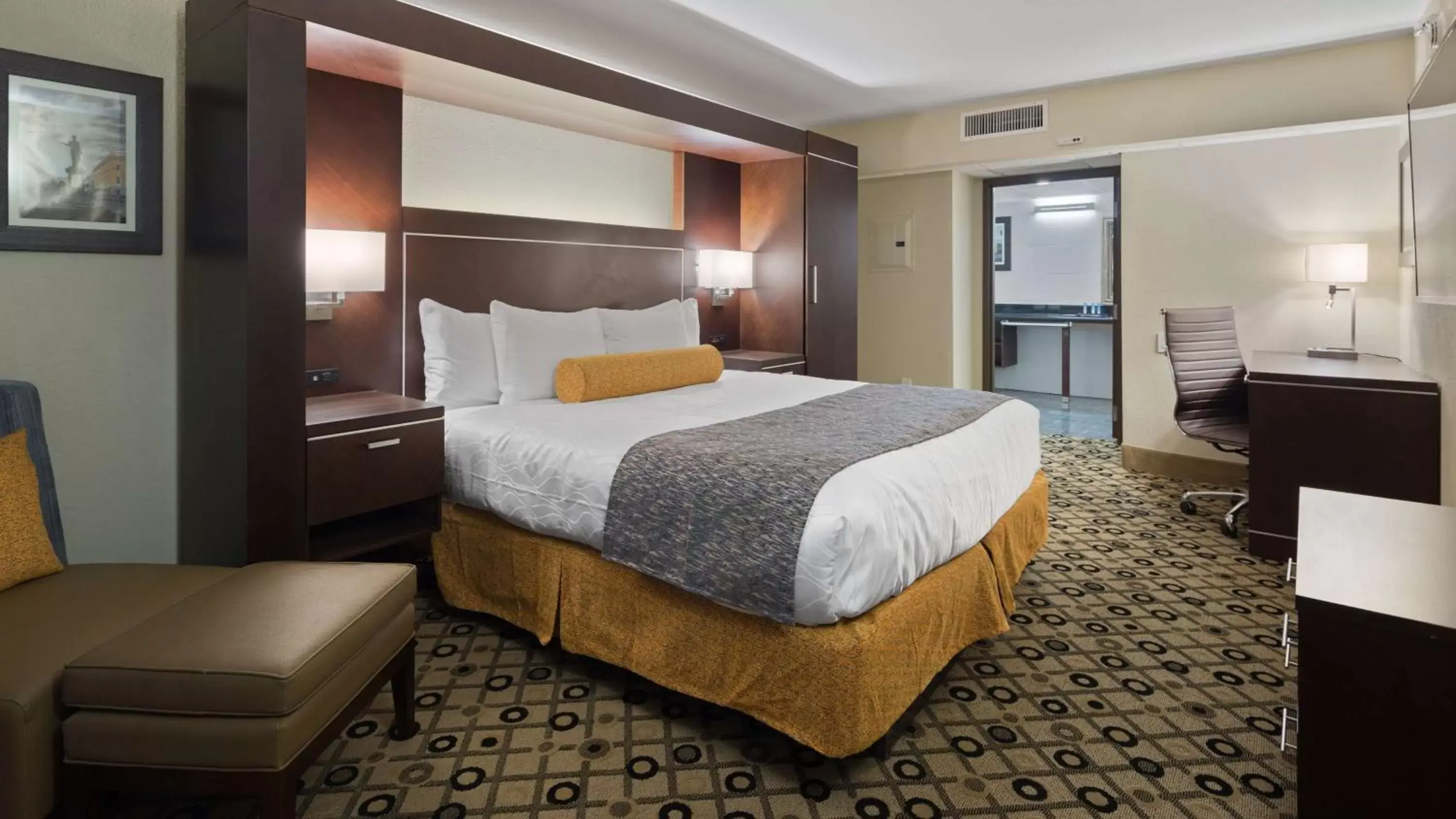 Photo of the whole room, Bed in Radisson Hotel Southfield-Detroit