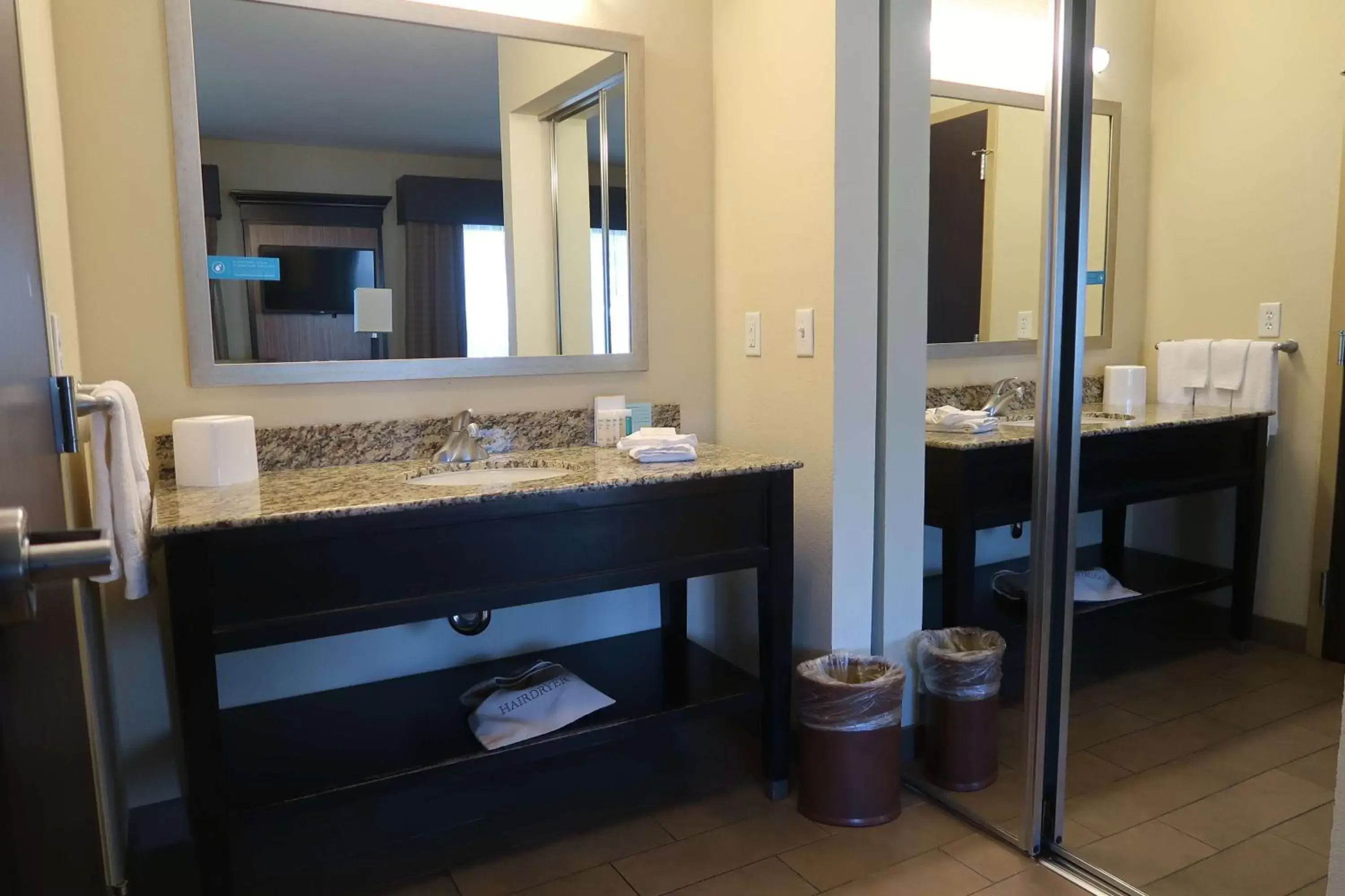 Bedroom, Bathroom in Hampton Inn & Suites Salinas