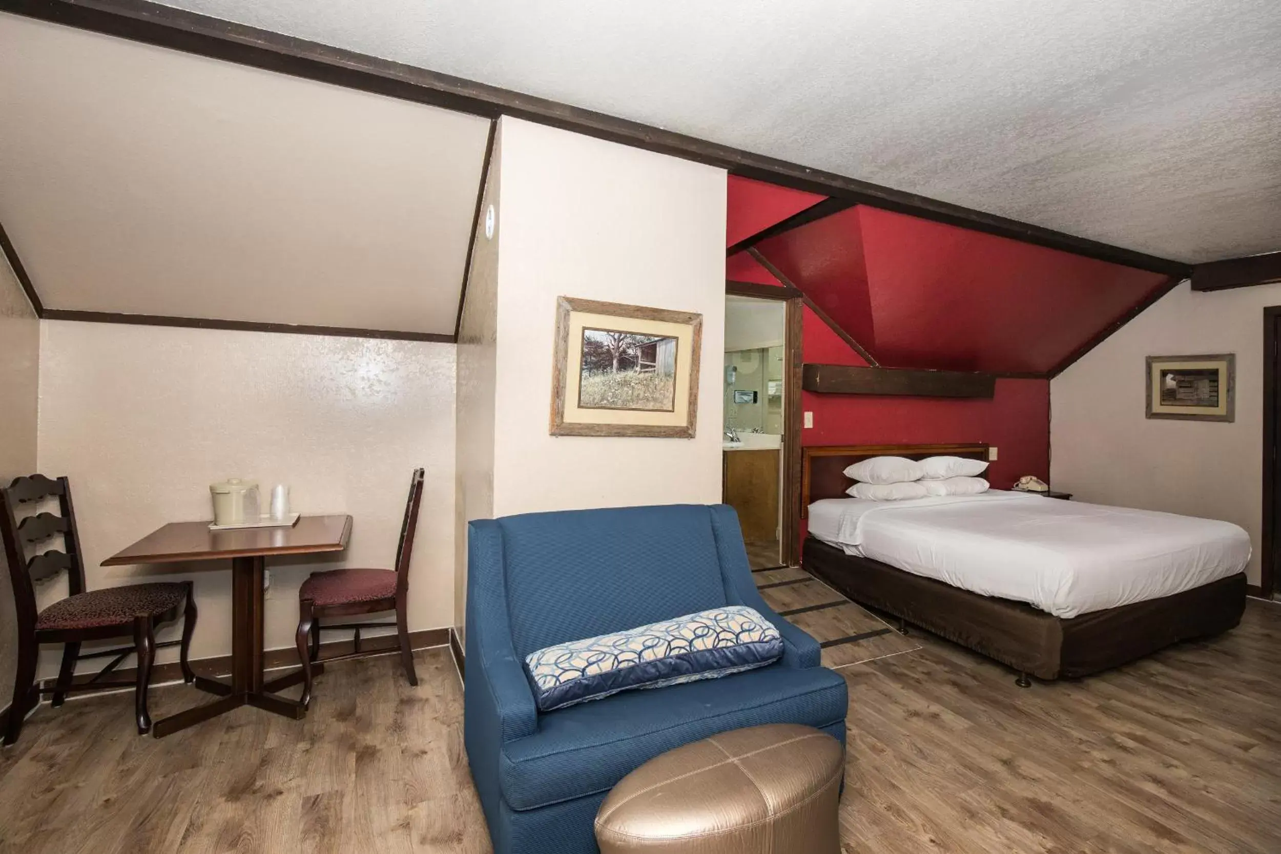 Photo of the whole room, Bed in Chalet Inn Photo of the whole room, Bed in Chalet Inn