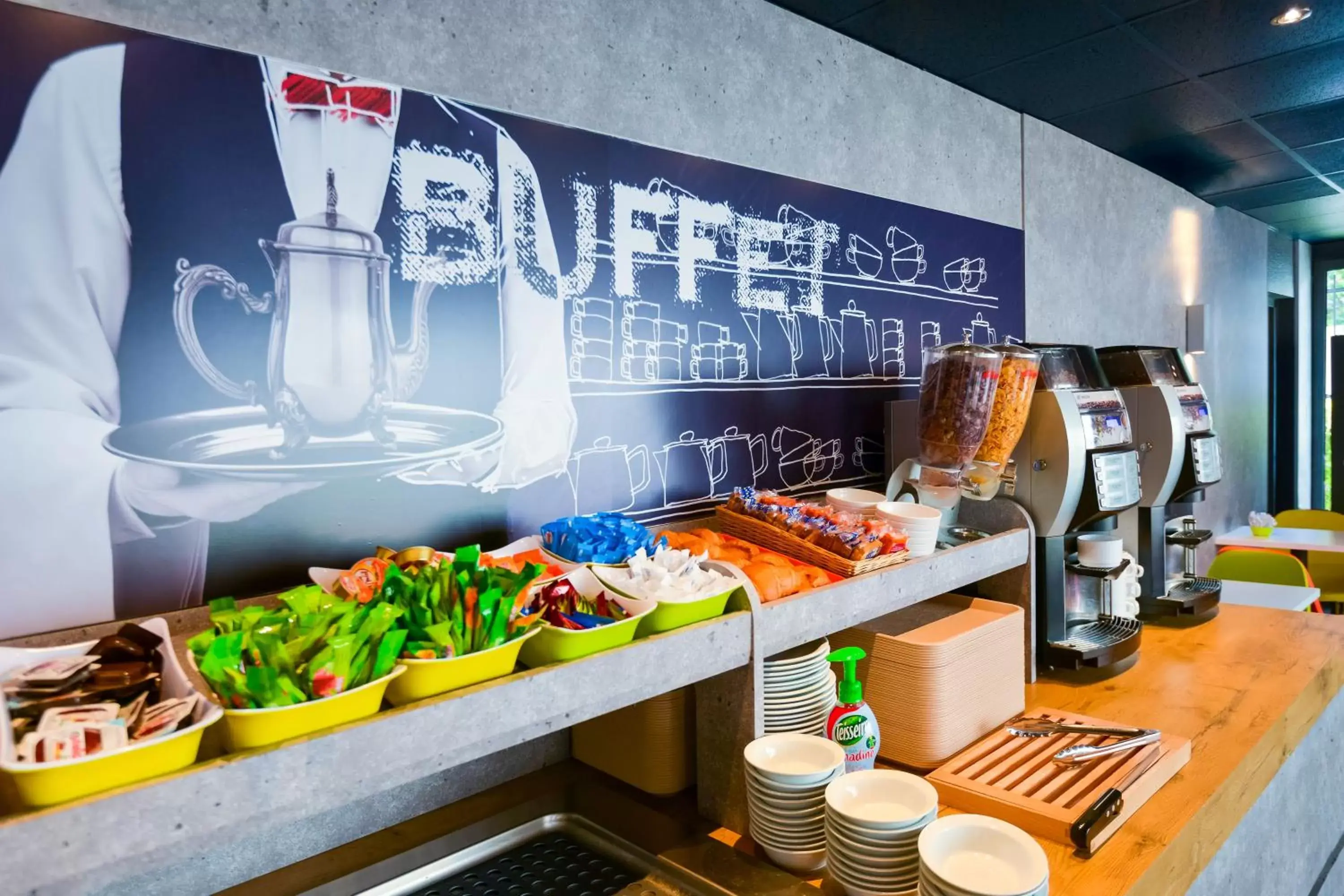 Buffet breakfast in ibis budget Toulouse Colomiers