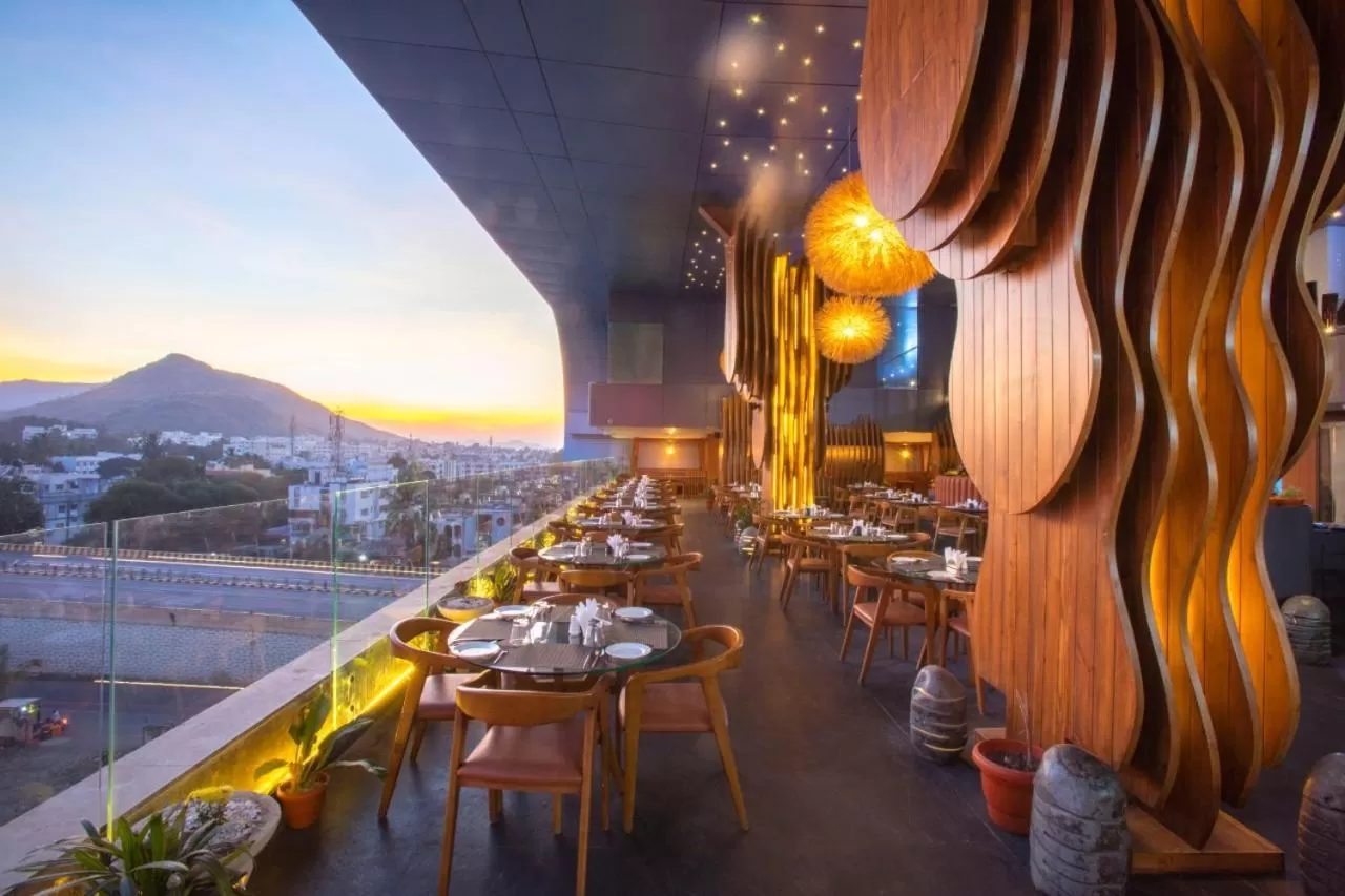 Restaurant/places to eat in Sapphire Premium Hotel & Suite