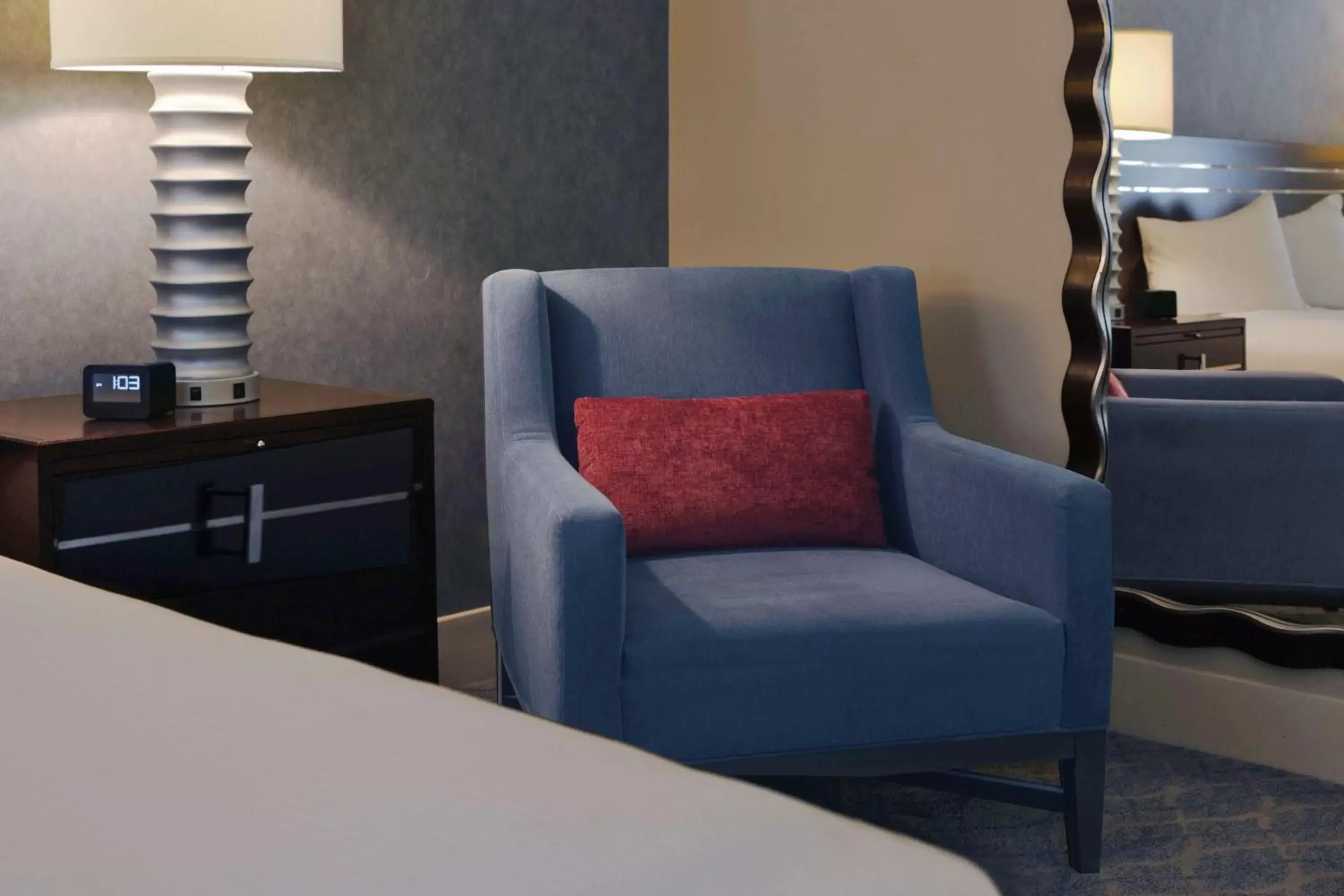 Bed, Seating Area in Hilton Orrington/Evanston