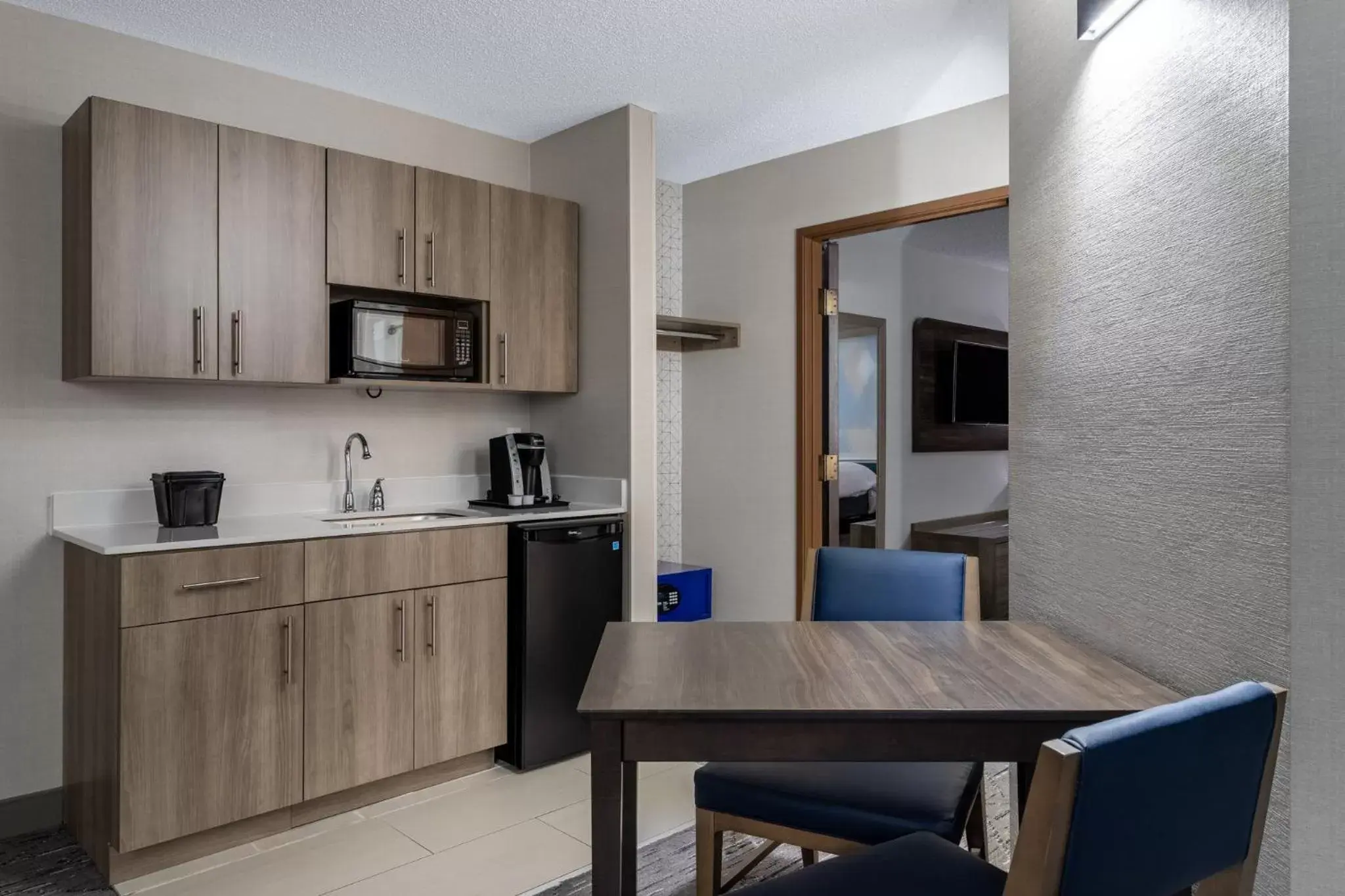 Bedroom, Kitchen/Kitchenette in Holiday Inn Express Hotel & Suites-St. Paul, an IHG Hotel