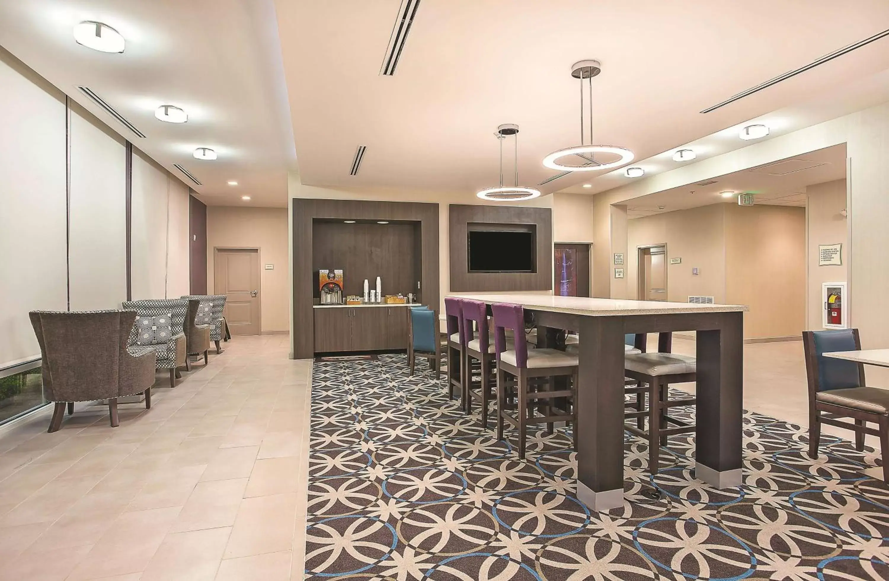 Lobby or reception, Lounge/Bar in La Quinta by Wyndham Chattanooga - Lookout Mtn