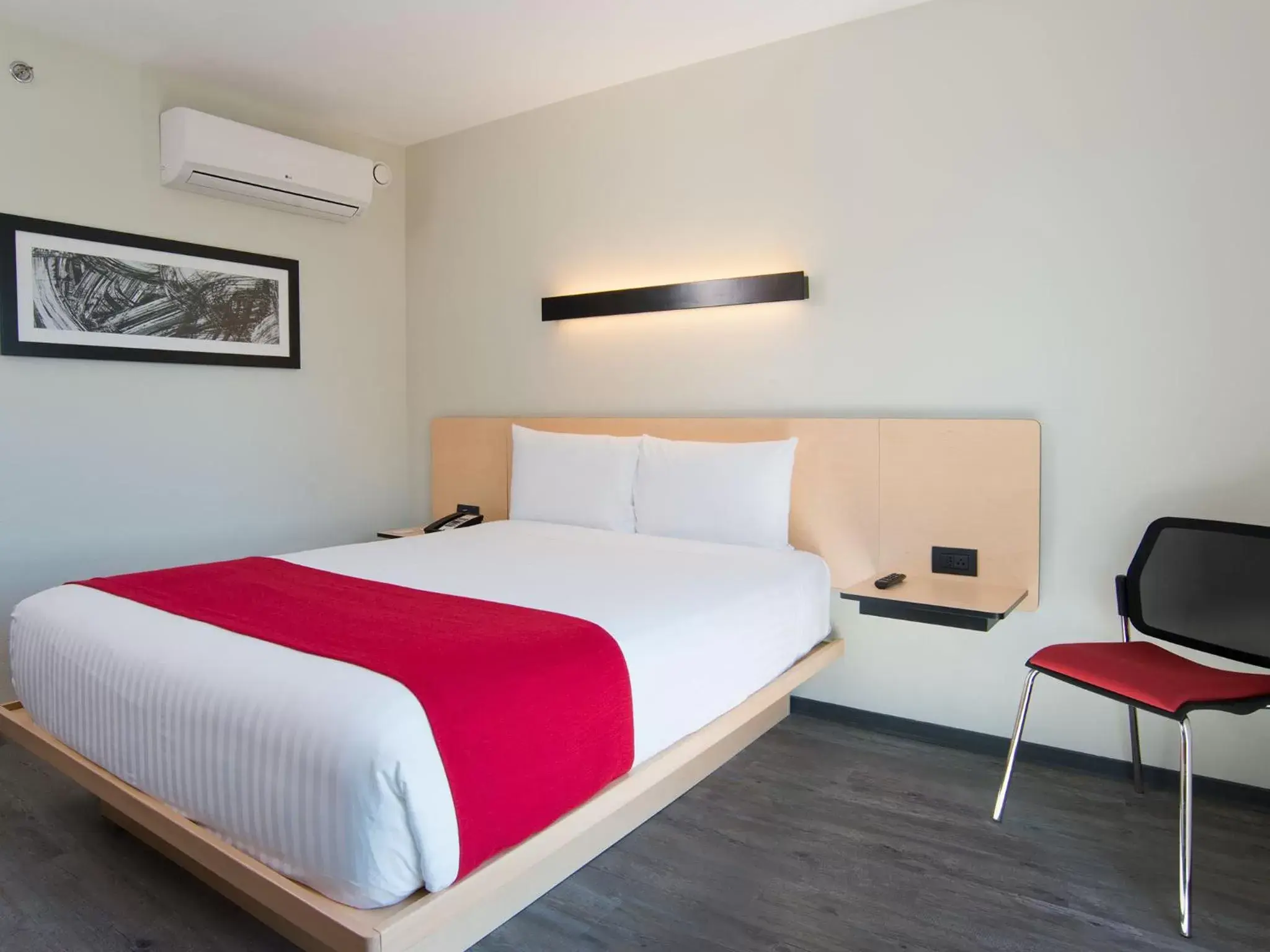 Photo of the whole room, Bed in City Express by Marriott Santiago Aeropuerto